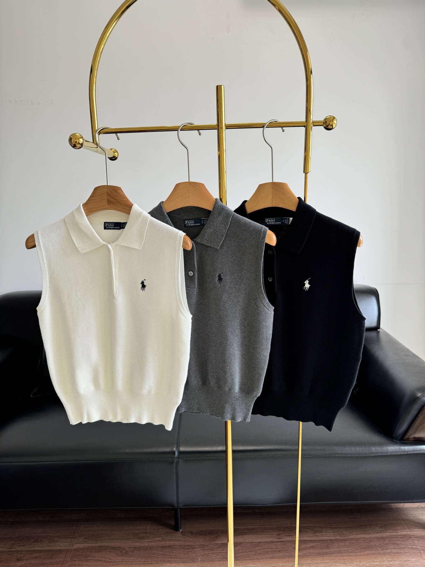 NO:418972,——Ralf Lauren polo vest vest is simply a versatile item, you can wear it all over spring, summer, autumn and winter~ polo vest is also a classic styling design!  Let the whole light up. You can wear it alone or you can wear a T-shirt or shirt inside and it can be very stylish with a simple combination. Size sml white black gray 3 colors, shirts, tees, t-shirt, alexander wang19860909——拉夫劳伦 polo马甲背心 简直是万能的单品了,可以穿遍春夏秋冬～ polo马甲也是经典的造型设计！让整体都点亮起来了 可以单穿,也可以内搭T恤、衬衫简单搭配就能很有格调, 码数sml 白色 黑色 灰色3色,,shirts,tees，t-shirt,alexander wang,Women's clothing