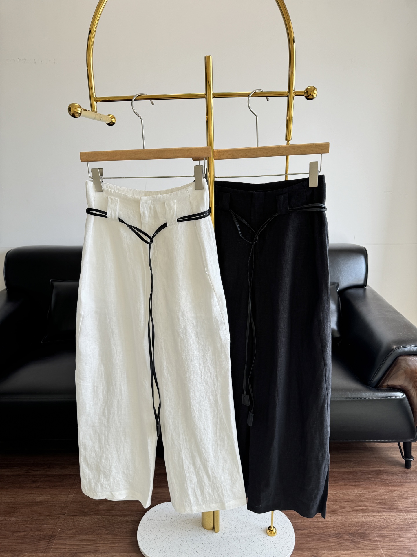 NO:430307,——Niuniversal, strapped linen wide-leg pants, hot-selling pants, everyone must buy!  The linen texture continues to be relaxed and luxurious. The steps are light and free, with a simple tailoring and texture!  The balance of softness and strength is interpreted by the balance of flexibility and strength, and the rules of dressing are suitable for a variety of occasions!  The air wide-leg pants shape integrates relaxation and freedom into life. The classic wide-leg pants shape is straightforward and generous, simple and timeless, interpreting the elegant texture and three-dimensional pleated design to create a simple and casual atmosphere, refreshing in summer!  Code s-xl white black 2 colors, alexander wang19860909——小众 绑带亚麻阔腿裤 爆款麻裤,人手必入！ 亚麻肌理延续松弛静奢风步履间尽是轻盈与自由,精简剪裁,铺陈质感！亚麻演绎柔美与力量的平衡以张弛有度的穿衣法则适配多样场合！ 空气阔腿裤型将松弛自在融入生活 经典阔腿裤型率性大方,简约隽永诠释优雅质感立体压褶设计营造简约随性氛围,夏日清爽！ 码数s-xl 白色 黑色2色,,alexander wang,Women's clothing