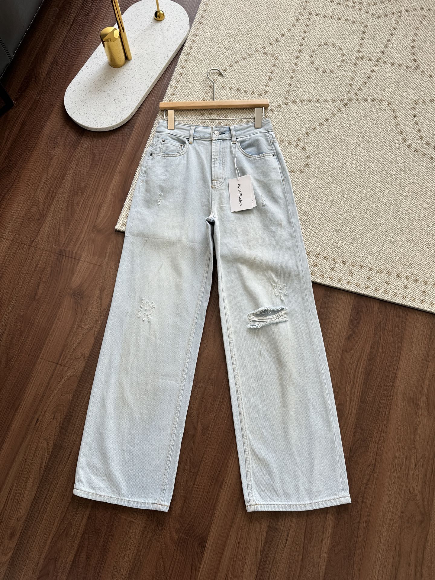 NO:416531,I really like the color of this wash!  !  Light blue denim color is the most difficult to deal with!  Advanced Heavy Industry Cat Whisper Retro Nostalgic Washing Water, very unique denim wash layering!  The unrestrained feeling that denim has in his bones~~ it will not erode its native charm when paired with any clothes!  Alexander wang19860909太喜欢这条的洗水颜色啦！！浅蓝的牛仔色最是难搞！高级重工猫须复古怀旧洗水,非常具有特有的牛仔洗水层次感！ 牛仔骨子里拥有的无拘无束感～～和任何衣服搭在一起,都不会消磨掉它的原生魅力！盐甜皆可,,alexander wang,Women's clothing