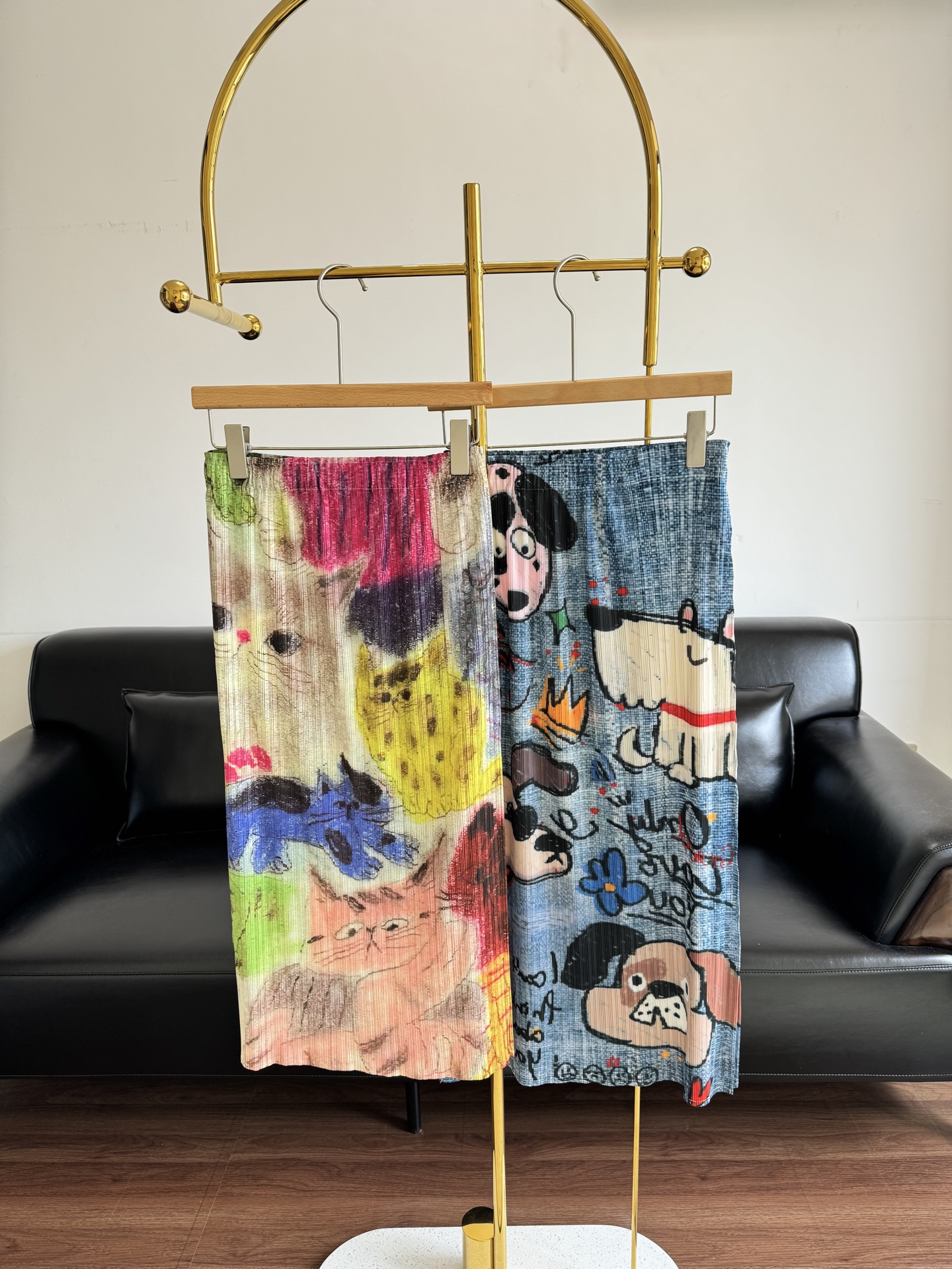 NO:436273,——Issey Miyake, graffiti elastic waist pleated skirt, cat and dog fight skirt, are you ready to face the trend? Polyester fabric, light and not wrinkle, it is super comfortable to wear in summer~ High-waist A-shaped style, hide the flesh to show long legs, high-waist design with one click lengthening ratio, small people can also wear long legs! The skirt hem is naturally fluffy, sisters with wide hips and thick thighs can also easily control it, and the effect of covering the flesh is excellent! The size is average, isseymiyake, skirts, alexander wang19860909——三宅一生 涂鸦松紧腰褶皱半身裙 猫狗大战半裙来袭,你准备好迎接潮流了吗?聚酯纤维面料,轻盈不易皱,夏天穿超舒爽~高腰A字版型,藏肉显腿长,高腰设计一键拉长比例,小个子也能穿出大长腿!裙摆自然蓬松,胯宽、大腿粗的姐妹也能轻松驾驭,遮肉效果超赞! 码数均码,,isseymiyake,skirts,alexander wang,Women's clothing