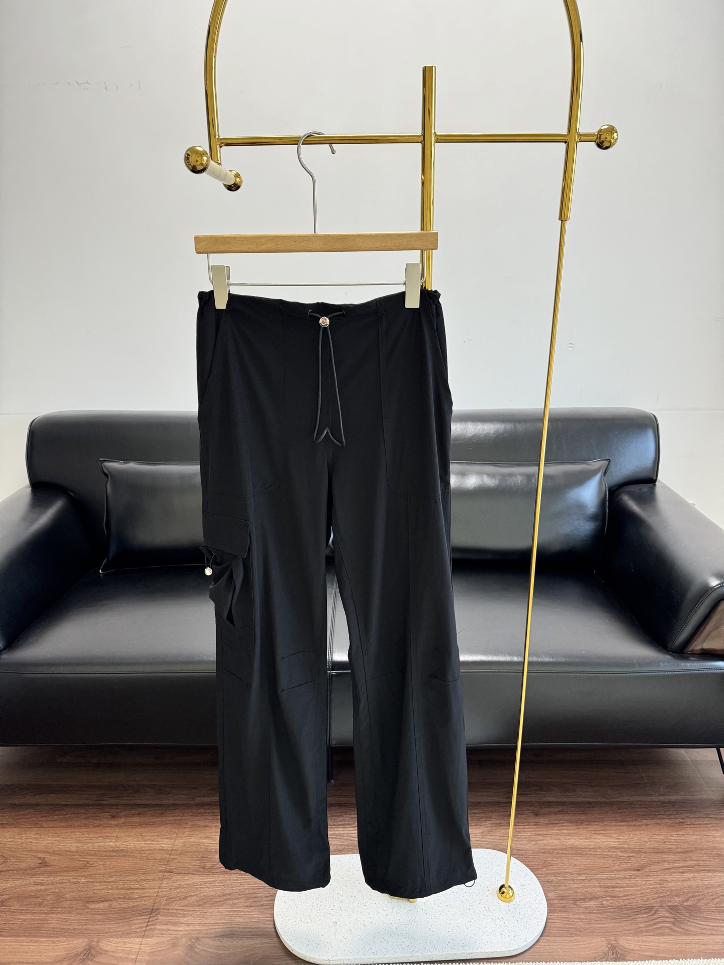 NO:422086,——New spring and summer paratrooper pants are so cool and slack!  Super cool!  The fabric is a very light and quick-drying fabric. I dare not think about how comfortable and cool it is to wear in summer~0 The drawstring design can be worn at high waist and low waist, making it look slimming and long legs!  alo it really makes a cool and slack feel so love!  Who knows!  ,alexander wang19860909——春夏新款伞兵裤 酷得好松弛！超酷！ 面料是很轻薄的速干面料 夏天穿不敢想该有多舒适凉快~0 抽绳设计既能高腰穿又能低腰穿 巨巨显瘦显腿长！ alo它真的做出既酷又松弛的feel超爱啊！谁懂！,,alexander wang,Women's clothing