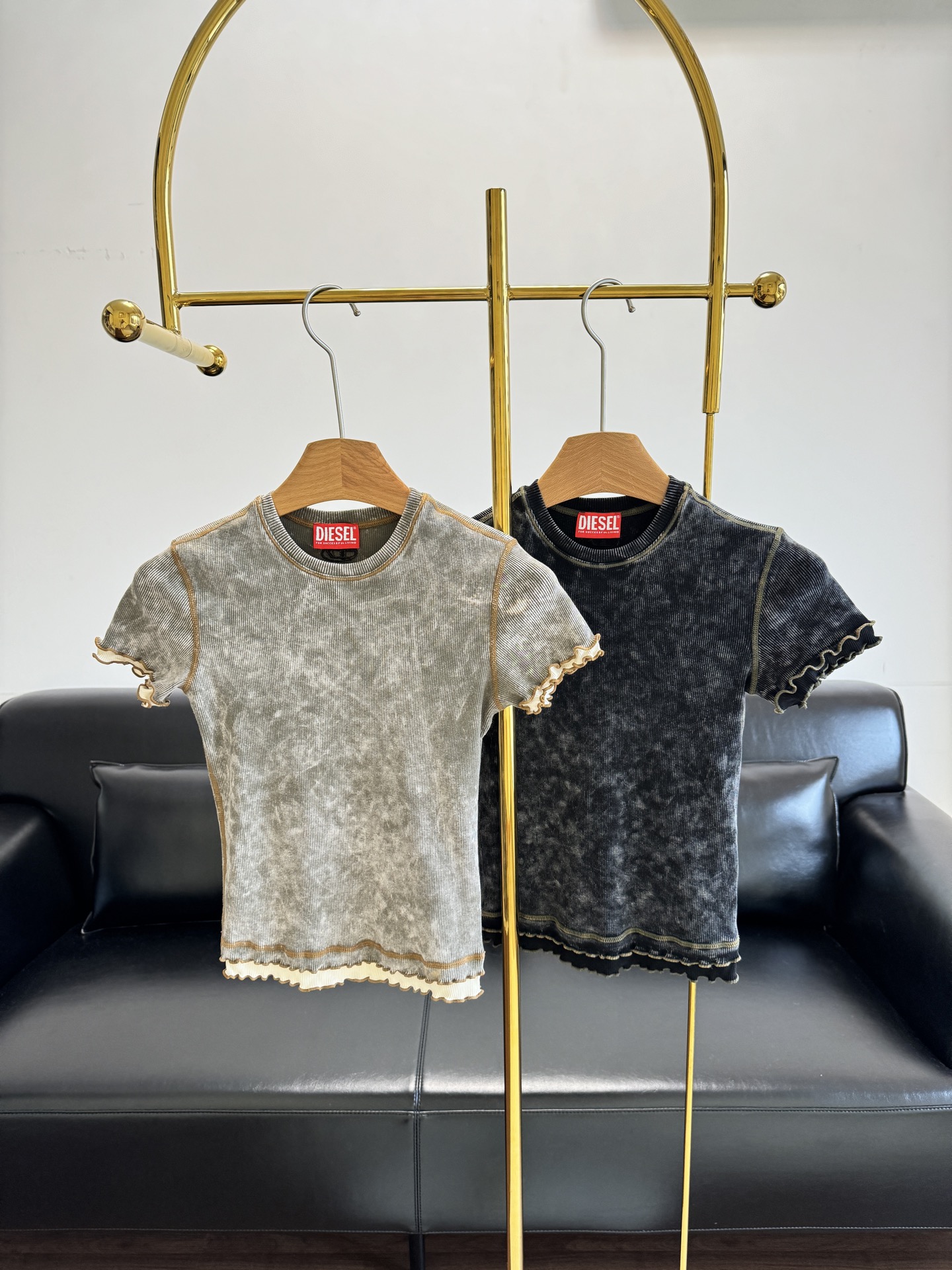 NO:422070,——DIESEL Women's 25 new ruffled lace slim short-sleeved T-shirt, a must-have for hot girls!  The fashionableness is directly full of fashion, and it is a great choice for outside or inside in autumn and winter!  Perform a cool and cool new trend on the street~ present a sexy and cool visual effect!  Slim fit style, covers flesh and makes you look slim, has good elasticity, and can accommodate a wide range of body shapes!  Not easy to deform, the upper body is light and comfortable. SML, T-shirt,tees, t-shirt,alexander wang19860909——DIESEL女士25新款荷叶边花边修身短袖T恤 辣妹必备！时髦度直接拉满,秋冬季外穿或内搭都是一绝！演绎酷飒街头新风潮～ 呈现性感且酷飒的视觉效果！ 修身版型,上身遮肉显瘦,弹性好,可以容纳的身形范围很广！不易变形,上身轻盈而舒适 码数sml,,T-shirt,tees，t-shirt,alexander wang,Women's clothing