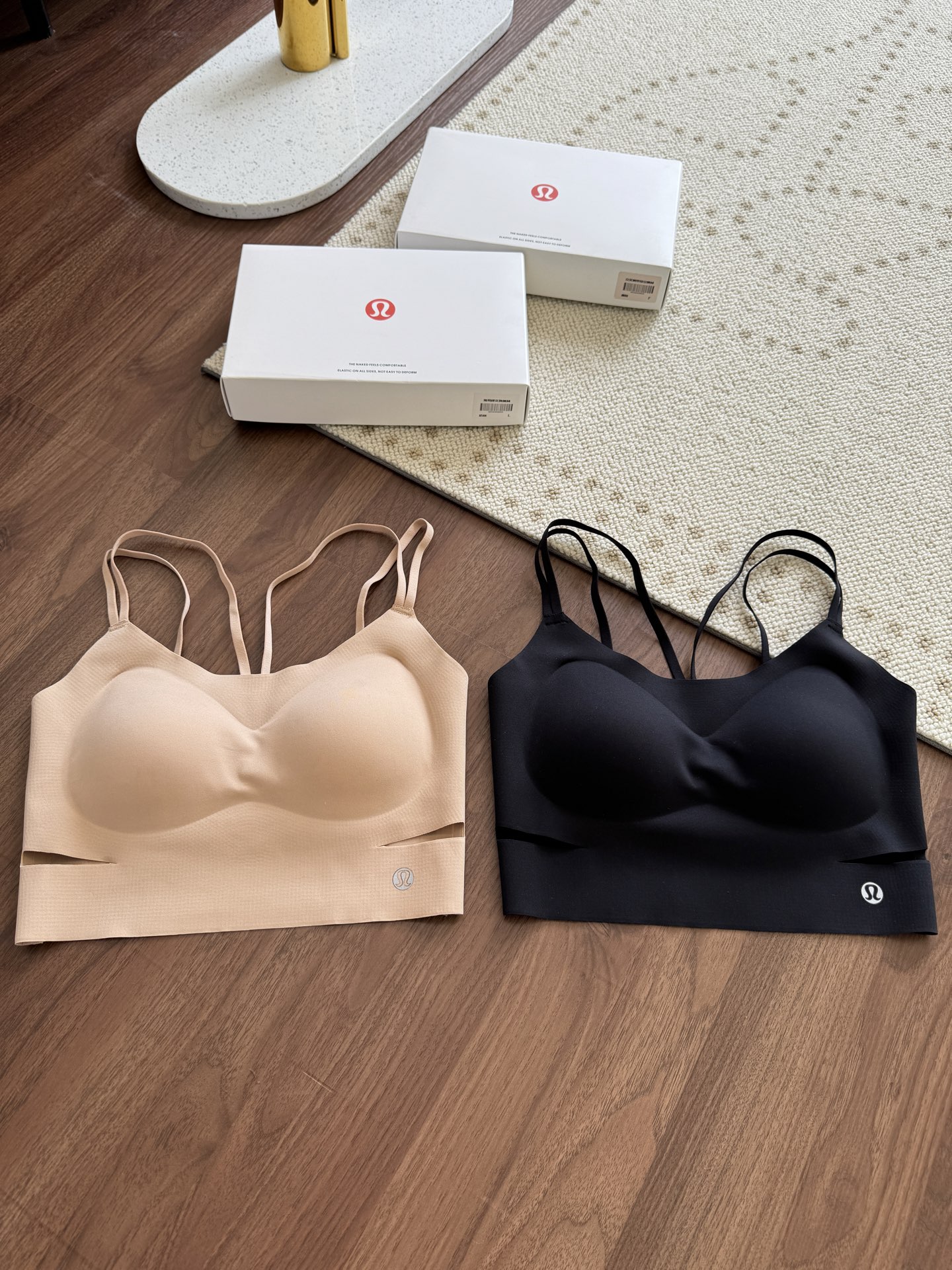 NO:331816,——New summer LU cross-shoulder straps hollowed-out back comes with bra, adapted to various scenes, casual, street, yoga, and make your outfit more exciting; treasure items in the closet, paired with yoga pants and barbie pants, are simply too beautiful. The comfort of the outfit is definitely an important part that cannot be ignored. It uses high-quality fabrics, which have a soft and delicate touch, and fits like a second layer of skin. When you wear it, you don’t have to worry about restraint or discomfort. Whether it is daily travel or long-term wear, it can make your skin feel the ultimate care and comfort. Fabric composition ratio Fabric, lining: nylon 64.9, spandex 35.1 Back lining: nylon 59.7, spandex 40.3 Two color options Black classic and versatile, slim and high-end wheat skin tone, and you won’t make any mistakes when you wear it  Average size is suitable for weights of 90 to 130 pounds.,,alexander wang19860909——新品夏季LU交叉肩带镂空美背 自带bra,适应各种场景 休闲、街头,瑜伽,让穿搭更加出彩；衣橱里的宝藏单品,搭配瑜伽裤、芭比裤简直不要太美 穿搭舒适度绝对是不可忽视的一环, 采用高品质面料,触感柔软细腻,就像是第二层肌肤一样贴合.穿上它,你完全不用担心会有束缚感或者不适感.无论是日常出行还是长时间穿着,它都能让你的肌肤感受到极致的呵护与舒适. 面料成分配比 面料,里料:锦纶64.9,氨纶35.1 后背里料:锦纶59.7,氨纶40.3 两个色选择 黑色经典百搭,显瘦又高级 麦肤色温柔显白,怎么穿都不会出错 均码合适90到130斤体重.,,alexander wang,Women's clothing