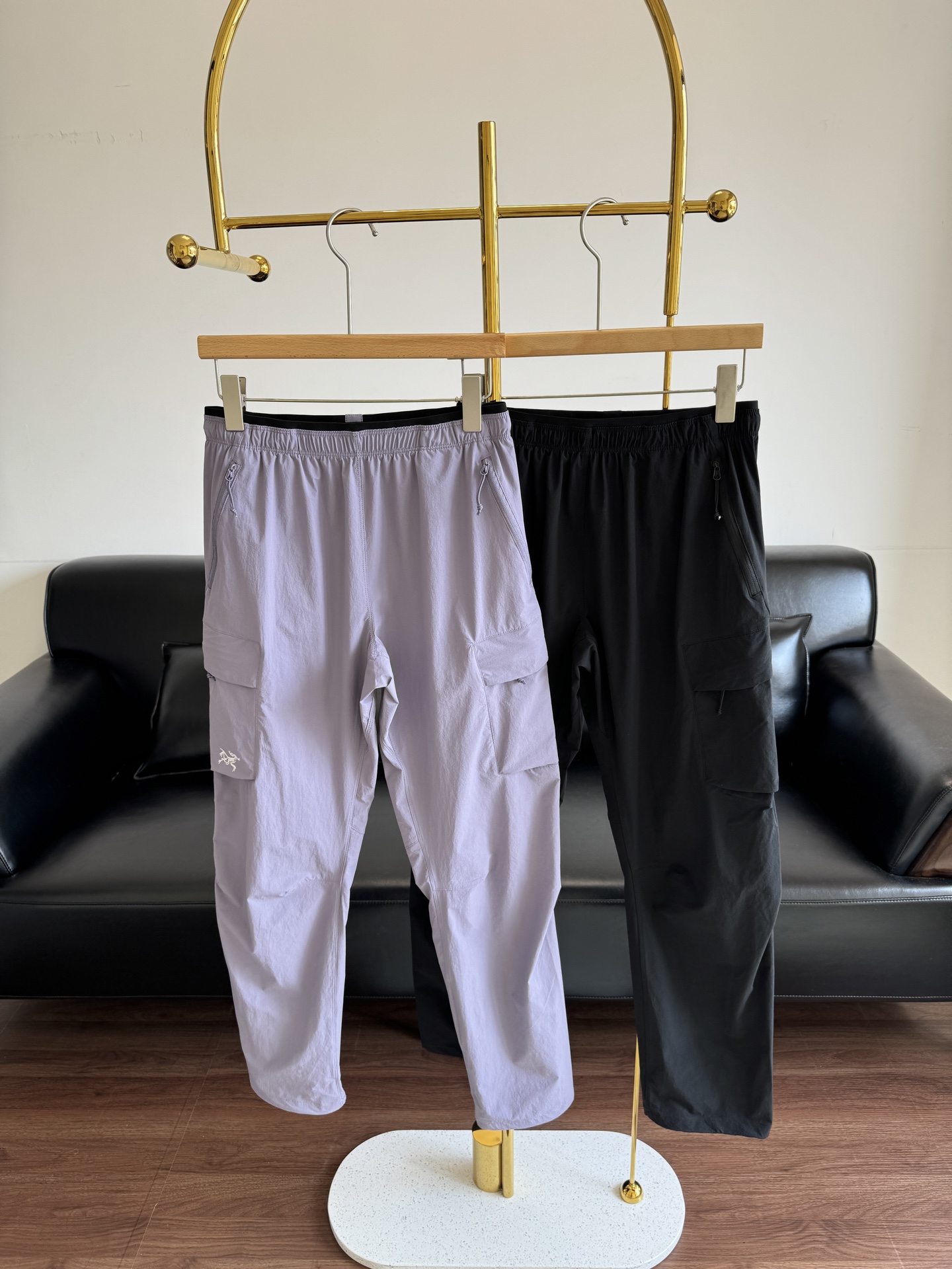 NO:331817,——Archaeoptera bird women's Gamma Utility soft shell trousers Multi-pocket setting allows you to place small objects at any time, convenient and practical, the retractable design of the trouser legs, and the waist is made of elastic drawstring, which not only facilitates adjustment of the waistline, but also ensures the stability of wearing. Number of s-xl Purple Black, arc'teryx, alexander wang19860909——始祖鸟女款Gamma Utility软壳长裤 多口袋的设置, 让您可以随时放置小物件,方便实用,裤脚的可收缩设计,腰部采用松紧抽绳,既方便调节腰围,又能确保穿着的稳固性 码数s-xl 紫色 黑色,arc'teryx,alexander wang,Women's clothing