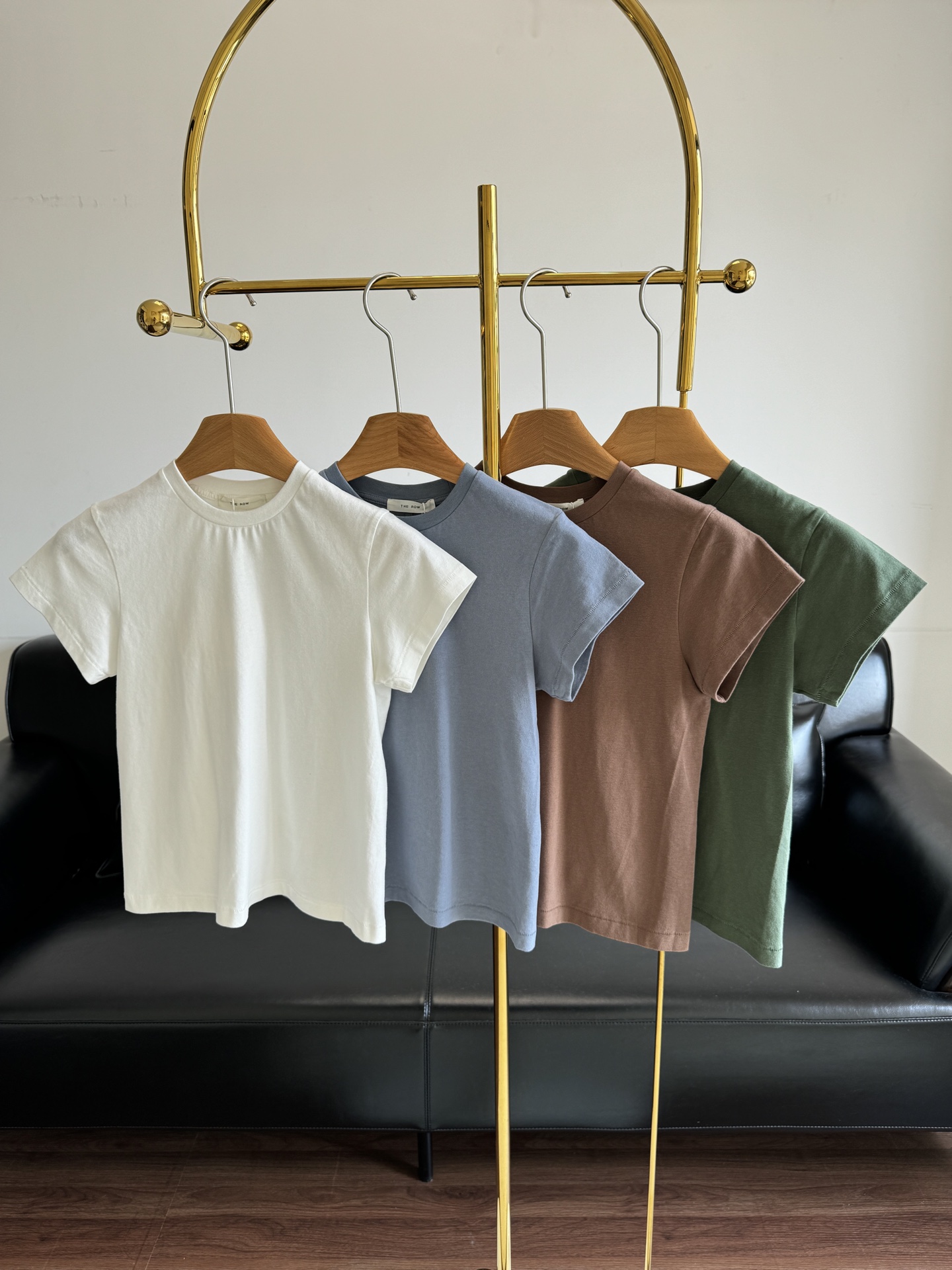 NO:331821,——THE ROW Slim T-shirt Round-neck T-shirt. Clear lines and comfortable fabrics are the basic style, but they make people feel that it has a very texture. The right large shoulder-drop structure modifies the shoulder lines. The upper body is not only high-end and durable, but also visually slimming, with a leisurely and comfortable spring and summer relaxation. The details of the mid-dark slit after TR are in the middle, and the lines are straight down, enhancing the structural skin and making the back more eye-catching!  Code number xs-l white brown blue green, tees, t-shirt, alexander wang19860909——THE ROW 修身T恤圆领T恤 清晰的线条、舒适的面料,虽然是基础的款,但摆在那里就是让人觉得它很有质感～恰到好处的大落肩结构,修饰肩部线条,上身不仅高级耐看,又能视觉显瘦,自带悠闲舒适的春夏松弛感；TR后中暗包缝细节,线条直顺而下,提升结构骨感,令背面更具看点！ 码数xs-l 白色 咖色 蓝色 绿色,,tees，t-shirt,alexander wang,Women's clothing