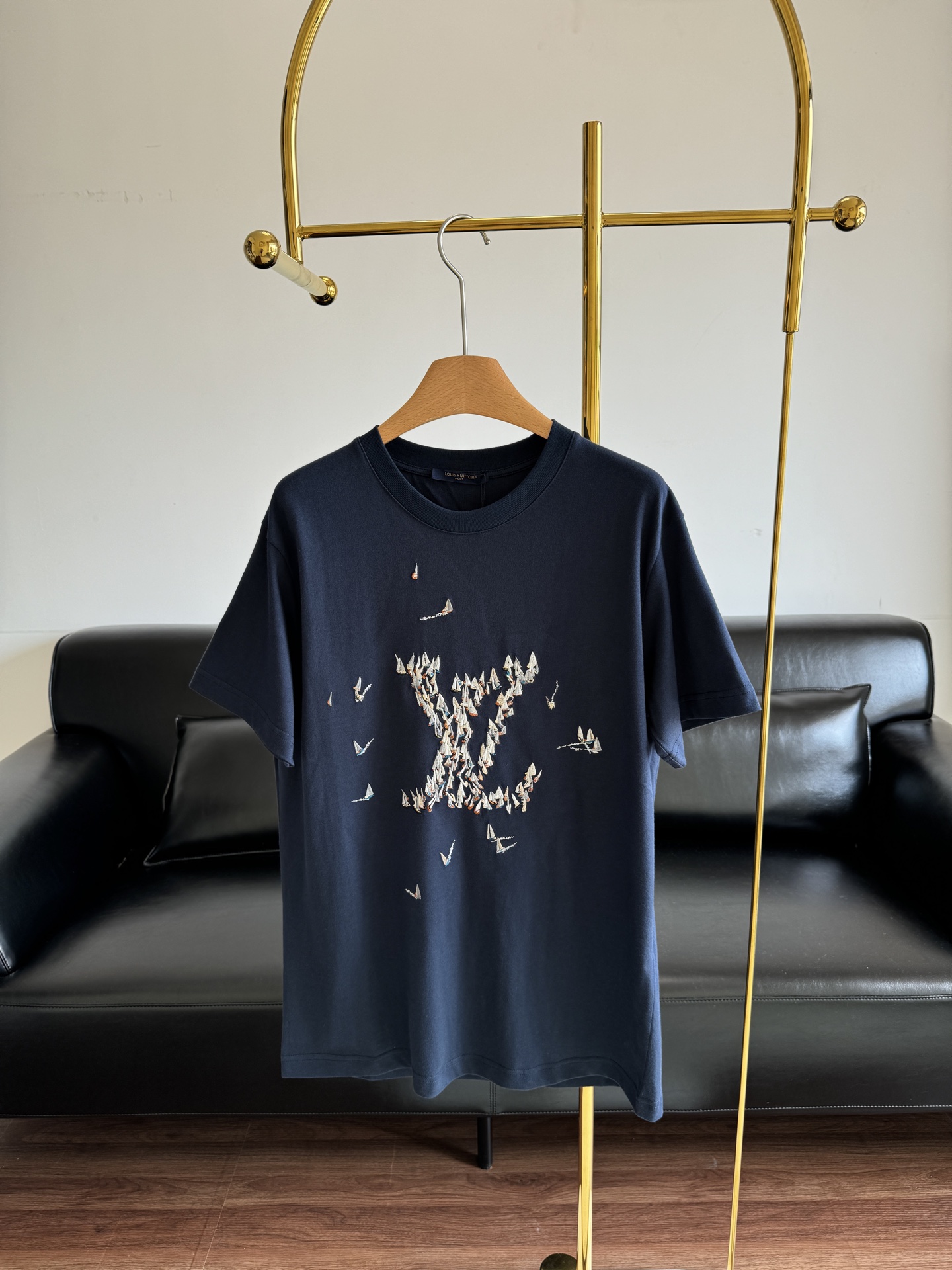 NO:331833,——Lv25 new model embroidered sailboat pattern T-shirt this season is a super beautiful model that can be worn by both men and women!  The men and women all come on their bodies!  The bustling port of the transatlantic cruise tour is greeted by the bustling port, depicting the LV Regatta pattern with interesting brushstrokes, which can easily upgrade the summer shape. The sailing boat on the chest is cleverly built with large LV letters, Marque L.Vuitton Déposée embroidery logo illuminates the back. The number of digits s-xl,,louis vuitton,tees,t-shirt,alexander wang19860909——Lv25新款 刺绣帆船图案T恤 本季超好看的一款 男女都可以穿哦！ 小红薯潮男潮女都纷纷上身！ 致意跨大西洋航游之旅的繁华港口,以妙趣笔触描绘 LV Regatta 图案,可轻松升级夏日造型.胸前帆船刺绣巧筑大号 LV 字母,Marque L.Vuitton Déposée 刺绣标识点亮背部. 码数s-xl,,louis vuitton,tees，t-shirt,alexander wang,Women's clothing