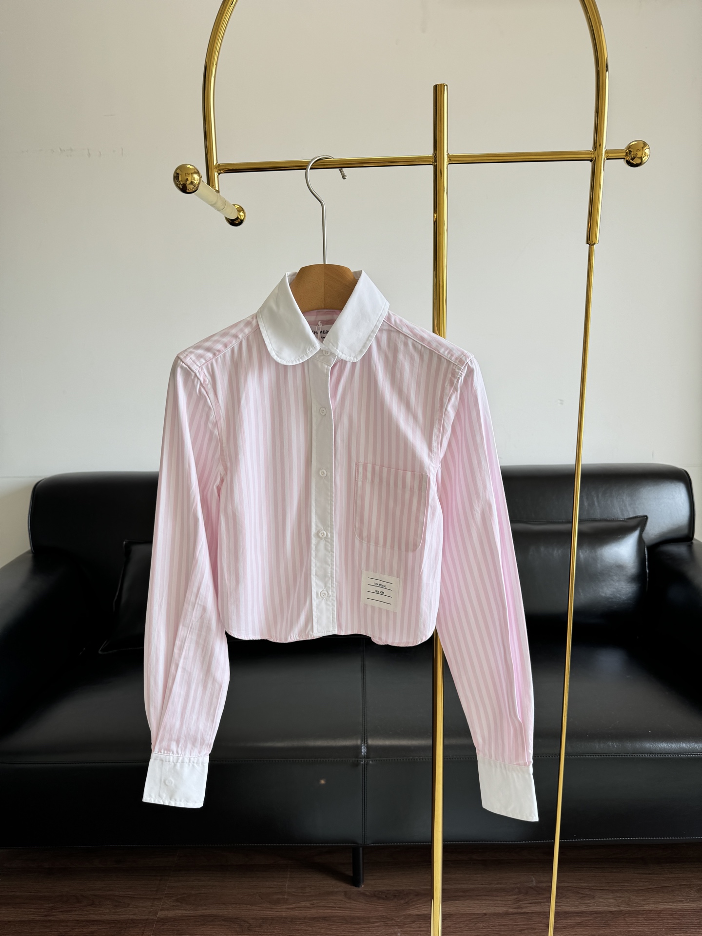 NO:331829,——THOM BROWNE Women's Spring and Summer Striped Short Shirt 10,000 Recommendations, you must keep it yourself!  Elegant commuting and knocking on the comfortable and fashionable feeling, it is easy to pick up the refreshing and fashionable lines, and special fashion creates a delicate and low-key style to create a casual French romance~ It is a single item suitable for various seasons to wear!  Good to wear striped shirts that are good-looking and online. Size sml, shirts, alexander wang19860909——THOM BROWNE 女士春夏条纹短款衬衫 一万个推荐,必须自留！ 优雅通勤敲好穿舒适时髦感信手拈来清爽时髦线条,特殊时髦打造一种精致又低调的风格,营造凸显漫不经心的法式浪漫～ 适合各种季节穿搭的单品！好穿颜值又在线的条纹衬衫. 码数sml,,shirts,alexander wang,Women's clothing
