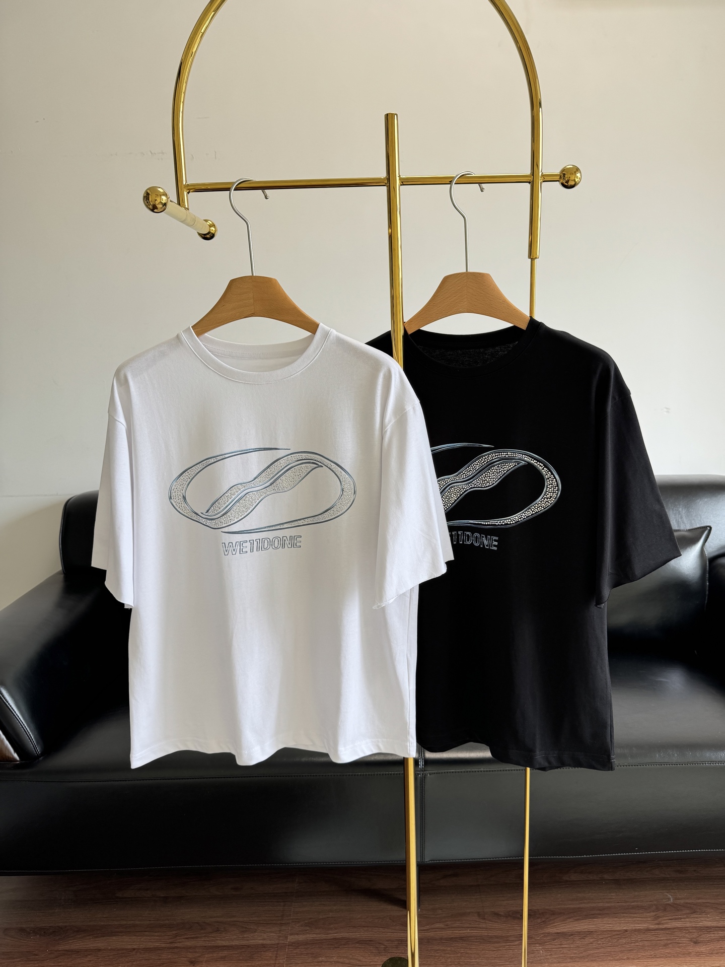 NO:332469,——We11Done diamond decoration logo round neck short sleeves, it must be called. It is matched with the classic round logo logo, the hand-patterned drilling technology used in the details of the logo is particularly exquisite. Number of codes sml white black, T-shirt, alexander wang19860909——We11Done 钻饰logo圆领短袖 必须要为它打call 搭配经典的圆标logo,Logo细节处用了的手工贴钻工艺,格外的精致. 码数sml 白色 黑色,,T-shirt,alexander wang,Women's clothing