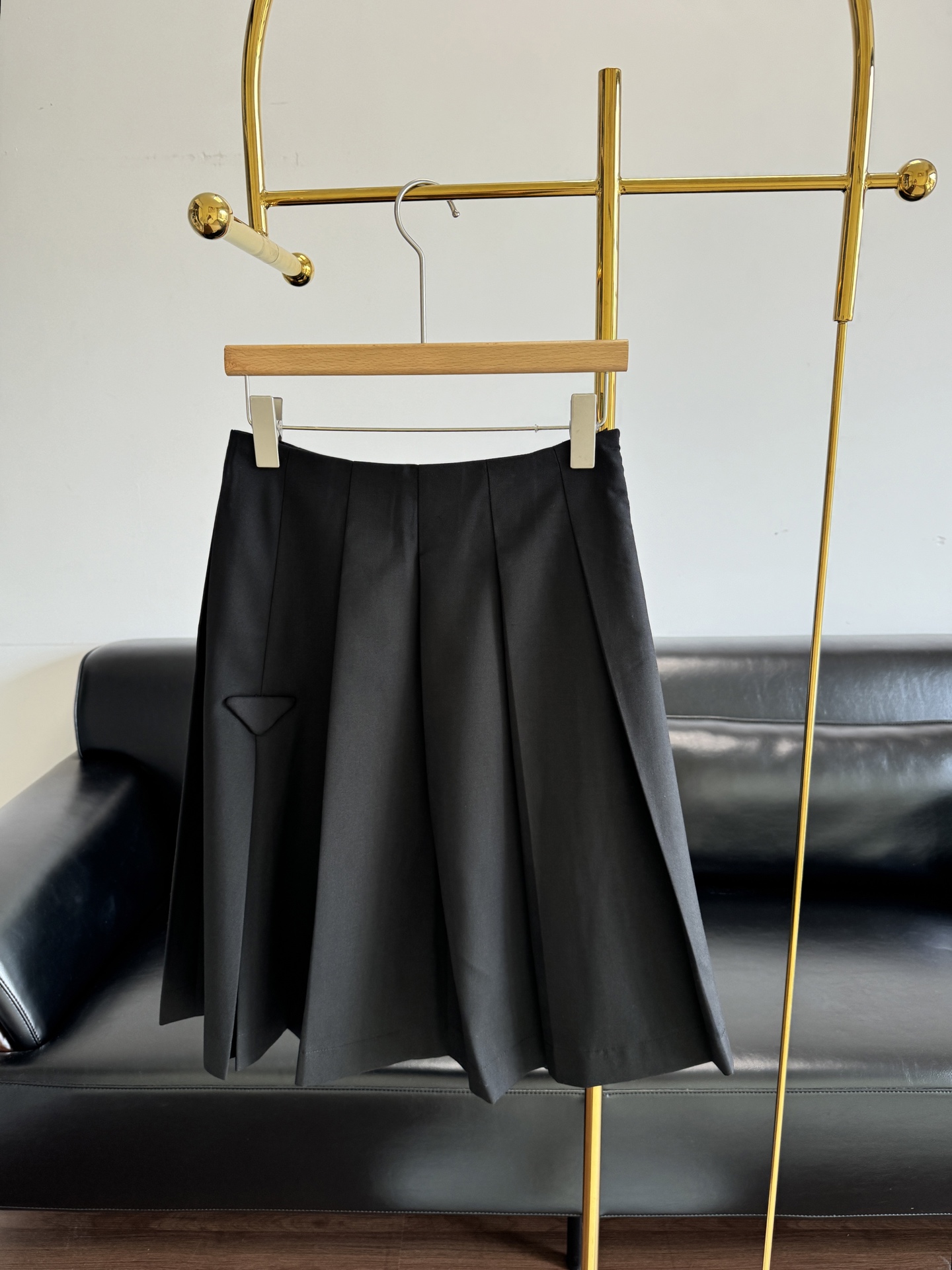 NO:332465,——Prada/Prada Triangle pleated skirt The style of the skirt is simple and basic, but it really highlights the figure and the details are also in place!  ♀ The kind with a harsh texture, high waistline design, which easily highlights the slender waist, and the slim A-shaped style that makes the body look good and GEN makes the legs look longer!  code sml, prada, prada, skirts, alexander wang19860909——Prada/普拉达 三角标百褶半身裙 半裙的样式就狠简单基础啦,但是真的狠突显身材哦,细节也狠到位！♀ 质感狠ok的那种,高腰线设计, 轻松凸显纤细小蛮腰,加上修身显瘦的A字版型,显得身材比例好,GEN 显腿长！ 码数sml,,prada,prada,skirts,alexander wang,Women's clothing