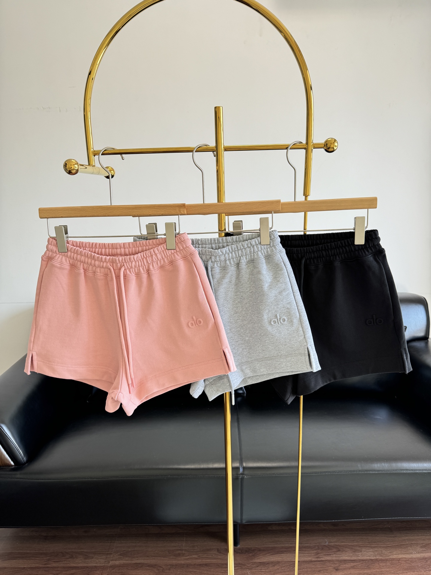 NO:333329,——alo elastic waist drawstring shorts I have been completely obsessed with alo shorts recently!  Look at this bunch of cute little cuties, the colors are so rich. This pink line is full of girlish heart, and then instantly enhances the sense of fashion; gray is full of vitality, and every time I wear it, I feel full of energy~ and those low-key and high-end blacks will not make any mistakes. SML Pink Gray Black 3 colors, shorts, alexander wang19860909——alo 松紧腰抽绳短裤 最近对alo短裤彻底着魔啦！瞧瞧这一堆小可爱,颜色丰富到不行~粉色这条,满满的少女心,后瞬间提升时尚感；灰色活力四射,每次穿上都感觉能量满满～还有那些低调又高级的黑色怎么搭都不会出错. 码数sml 粉色 灰色 黑色3色,,shorts,alexander wang,Women's clothing