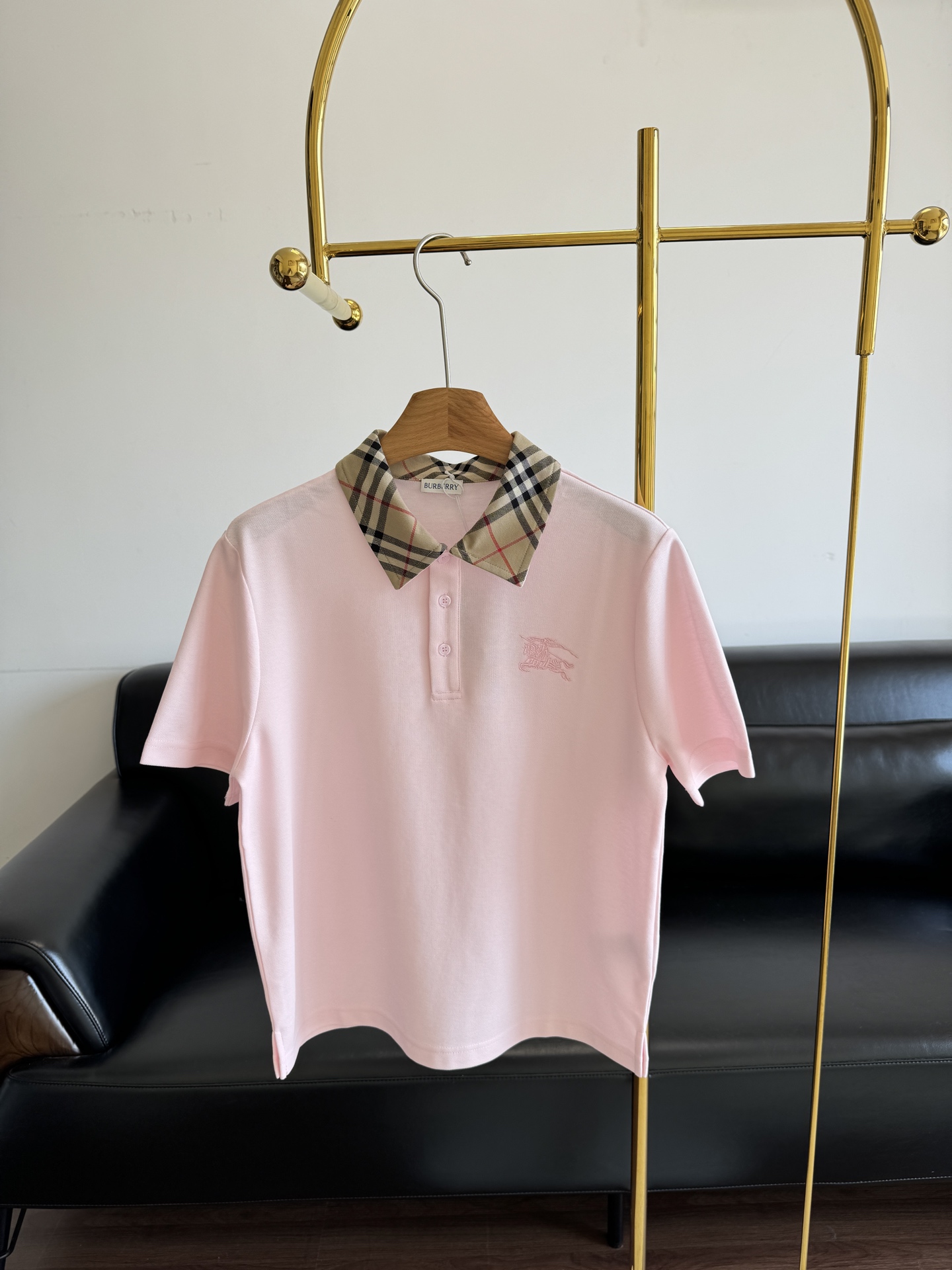 NO:333335,——Ms. Burberry Equestrian Knight Contrast Collar POLO Shirt This pink is really in love with the taste of summer and the outfit is very relaxed!  It looks so good! This Burberry Women's POLO shirt is really so good! Its color looks super white, no matter how you match it, no matter how you match it, no matter how you match it, no matter how you match it, its fabric is also very comfortable, it is very breathable on the body, and it will not feel stuffy at all. Go and buy one quickly! Believe me, you will definitely fall in love with it! Size sml, burberry, alexander wang19860909——Burberry女士 马术骑士撞色领POLO衫 这款粉色真的爱了,夏天的味道,穿搭很松弛！太好看了!这款Burberry女士POLO衫真的是太好看了!它的颜色超级显白,怎么搭配都不会出错 怎么搭配都不会出错.它的面料也非常舒适,穿在身上非常透气,一点都不会感觉闷热.赶紧去入手一件吧!相信我,你一定会爱上它的! 码数sml,,burberry,alexander wang,Women's clothing