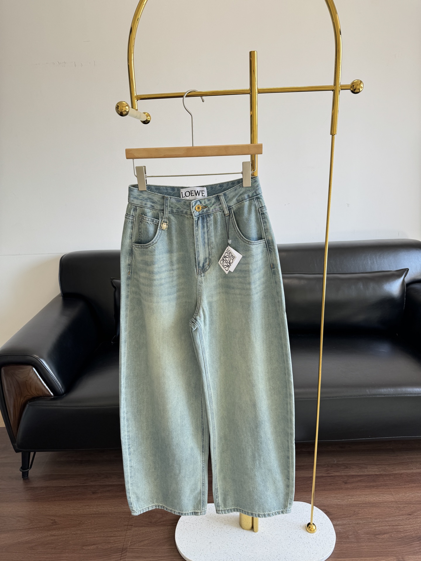 NO:333341,——LOEWE/Luo Yiwei wide-leg regular jeans Denim items are particularly important in summer!  After wearing this style, people will feel that you are like a dressing blogger~ The entire silhouette looks super slim!  The color of denim is also chaotic and beautiful!  Highly recommend when you don’t know what to wear to go out!  It is recommended to grow up the upper body~ Code sml, loewe, loewe, jeans, alexander wang19860909—— LOEWE/罗意威 阔腿常规款牛仔裤 牛仔单品在夏季显得尤为重要！ 穿上这款之后会让人觉得你 jiu 是穿搭博主那范儿～ 整个廓形 超显瘦！ 牛仔水洗颜色也 chao 级好看！ 强烈推荐在你不知道穿什么出门的时候！ 长上身就是气场推荐～ 码数sml,,loewe,loewe,jeans,alexander wang,Women's clothing