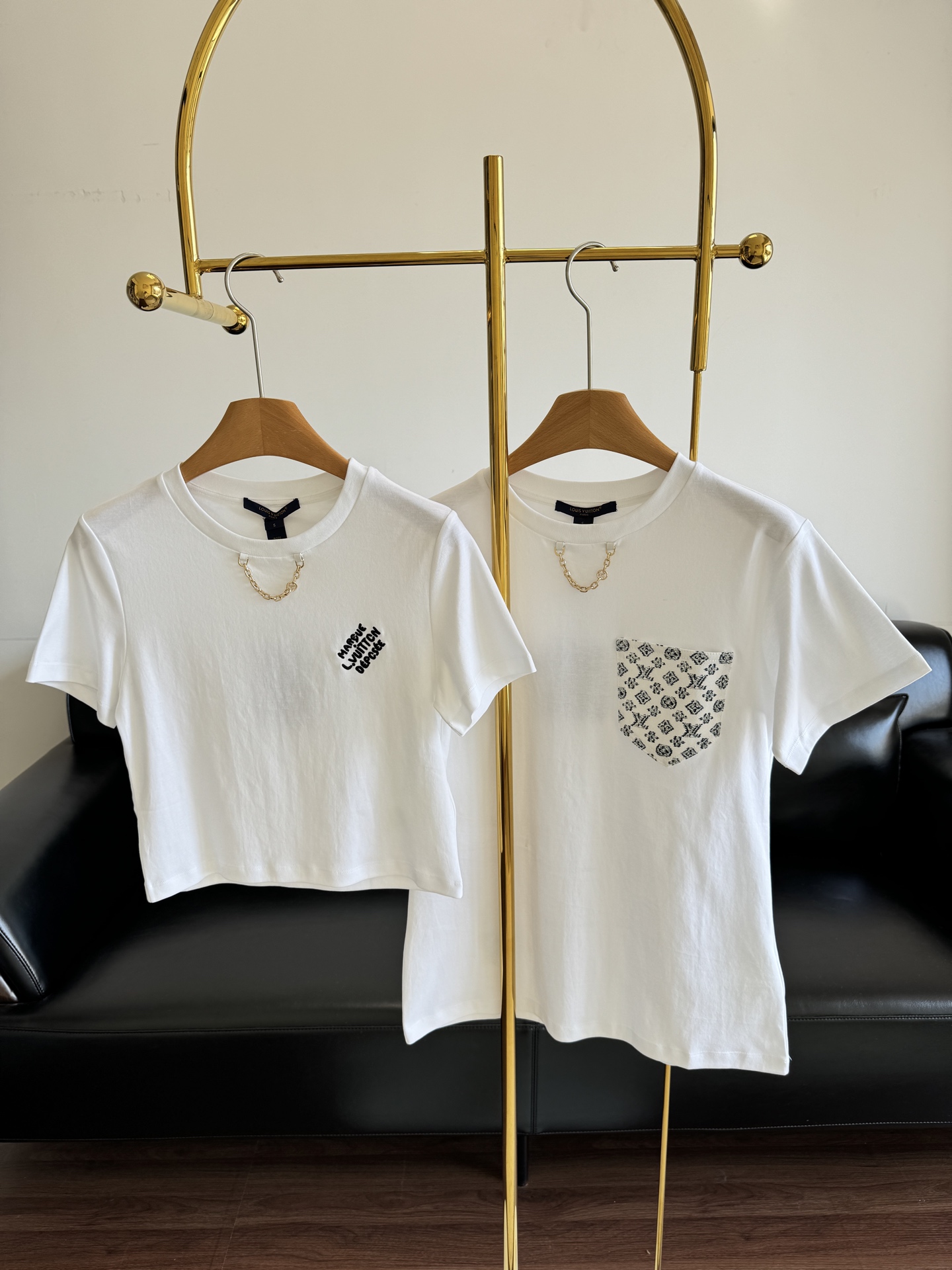 NO:333318,Short, long, LV 25Ss early spring new chain logo short-sleeved T-shirt, simple and elegant, all-colored figures can be accommodated, matched with various items, without its holding style!  ♀ The classic white background, paired with brand letter printing, is clean and refreshing, and you won’t make any mistakes no matter how you match it~ The neckline is decorated with custom logo metal chain highlights the style, exquisite workmanship and details, and the inner wear is practical, and the upper body is full of high-end and fashionable!  S/M/L, louis vuitton, T-shirt,tees, t-shirt,alexander wang19860909短款 长款 LV 25Ss早春新款链条logo短袖T恤 简约大气,各色身形都能包容,搭配各种单品,没它hold不住的造型！♀ 经典的白色底色,搭配品牌字母印花,干净清爽,怎么搭都不会出错~领口点缀定制的logo金属链条突出格调,做工和细节精致,单穿内搭都实用,上身满满高级时髦感！ 码数S/M/L,,louis vuitton,T-shirt,tees，t-shirt,alexander wang,Women's clothing