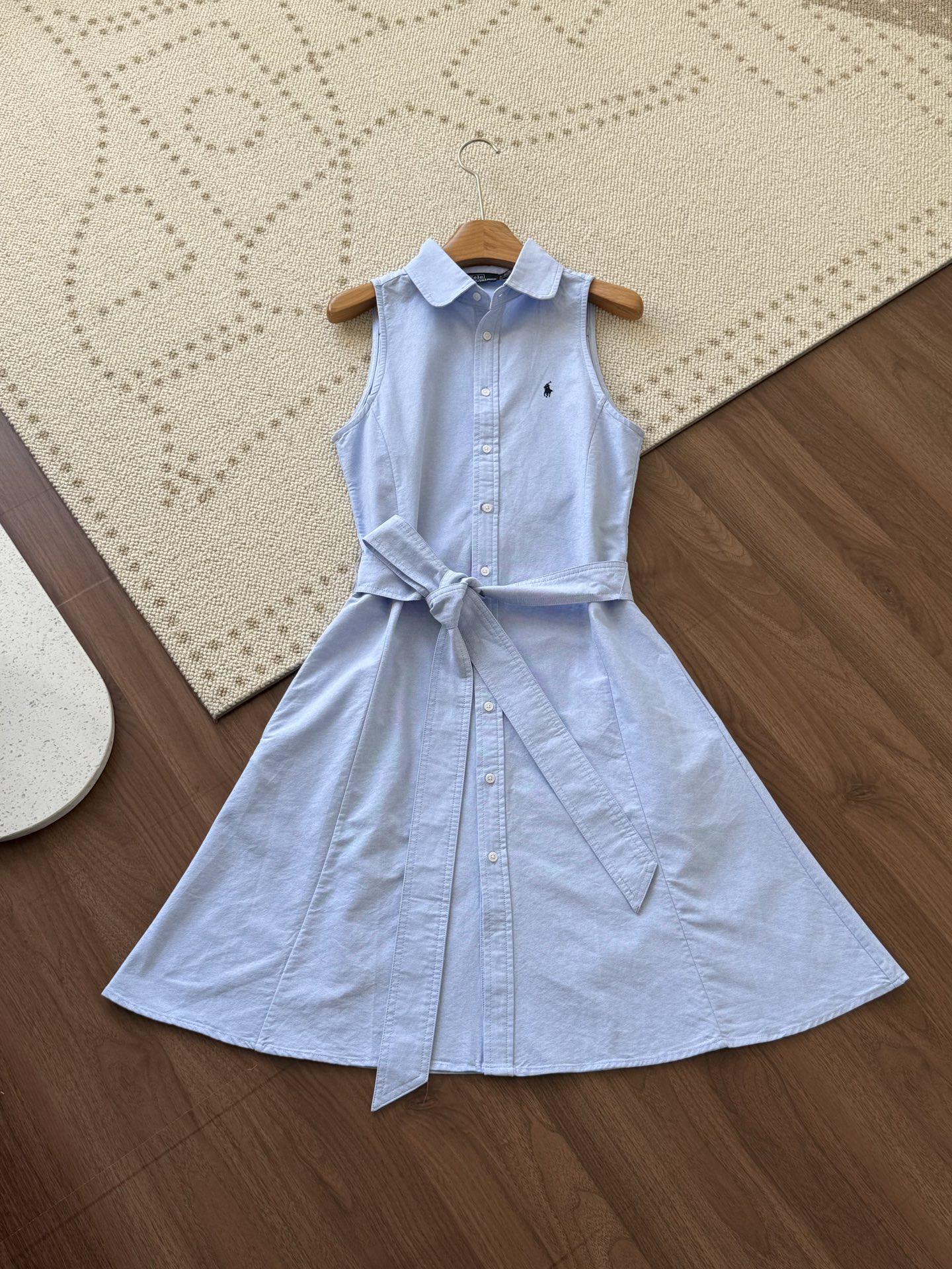 NO:414990,A dress that is very suitable for daily commuting, simple, high-end and old-fashioned, with a belt around the waist, which can naturally pinch the waistline. The A-shaped pleated skirt is elegant, elegant and slim, and does not need any matching beauty dress. A simple and elegant shirt-style skirt.,, skirts, shirts, alexander wang19860909一条很适合日常通勤的连衣裙,白色简约高级又很有老钱风气质,腰间自带一条系腰带,可以很自然地掐出腰线,A字型百褶裙摆,优雅大气还很显瘦,完全不需要任何搭配的美神连衣裙,简单气质大方的衬衫式裙装.,,skirts,shirts,alexander wang,Women's clothing