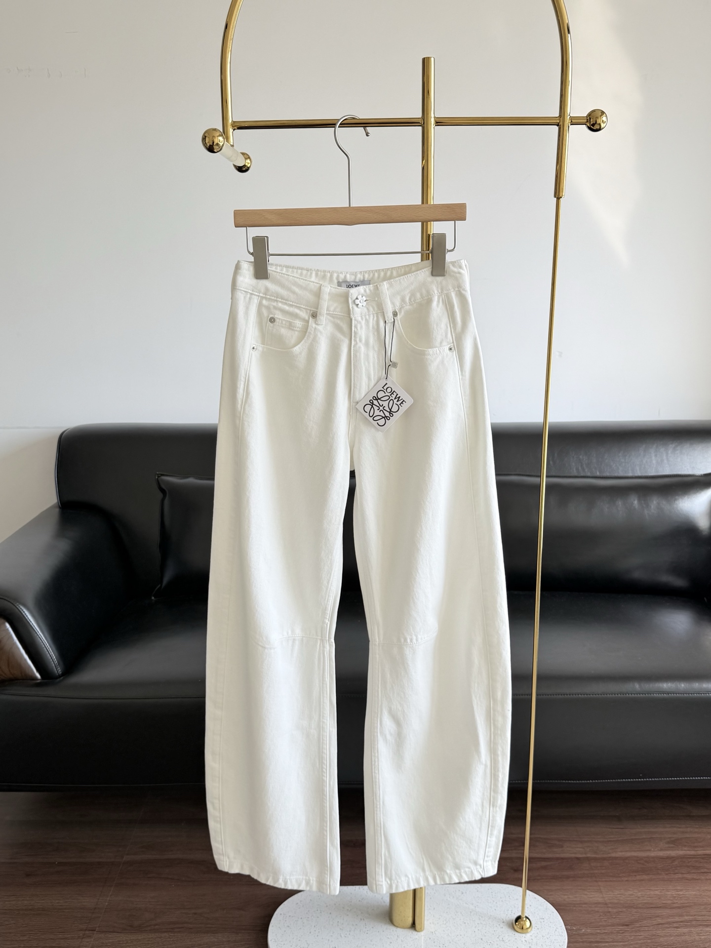 NO:334004,——loewe scimitar jeans The best spring and summer atmosphere wide-leg pants!  Loose and slim, cool and handsome on the upper body, and a bit literary and artistic. In short, modern and fun!  Loose and friendly, not picky in the legs!  Don’t pick on height, your trousers can be turned or rolled up!  The point is that these jeans are particularly slack!  !  Count 25-30, loewe, jeans, alexander wang19860909——loewe 弯刀牛仔裤 最好穿的春夏氛围感阔腿裤！宽松显瘦,上身飒爽帅气,又有几分文艺范,总之,摩登又好玩！一宽松友好,不挑腿型！不挑身高,裤脚可翻可卷！重点是,这条牛仔裤特别懂松弛感！！ 码数25-30,,loewe,jeans,alexander wang,Women's clothing