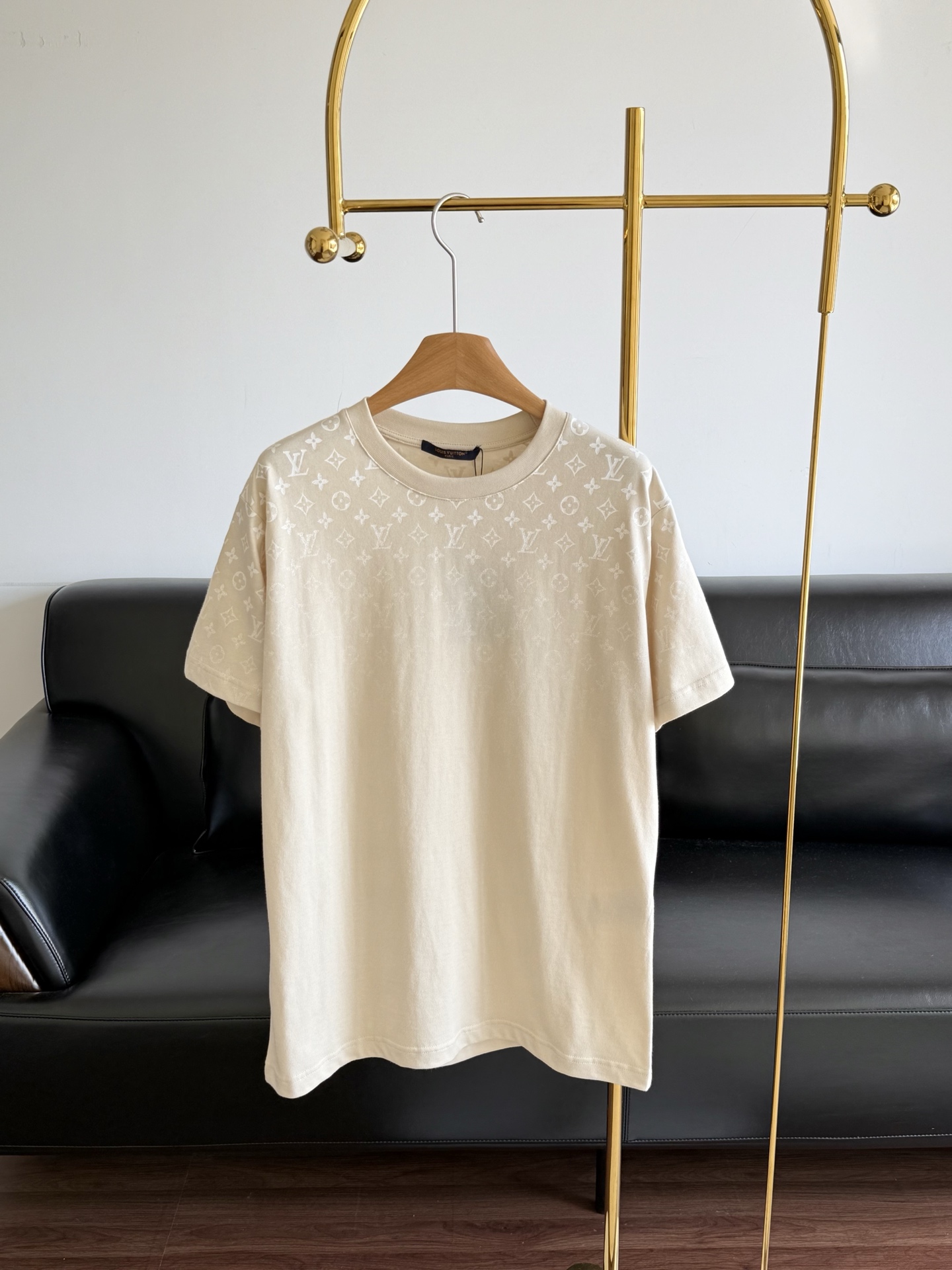 NO:334010,——LV 25 Spring and Summer Series Earth flocking letter printed short sleeve jacquard pattern is so eye-catching, three-dimensional and textured, as if wearing the whole world on your body, the details show luxury and artistic sense, it is worthy of being LV, and the fashion aesthetic is always online. Walking on the street, the return rate is overwhelming, and it easily becomes the focus of the crowd. Numbers s-xl,,louis vuitton,T-shirt,alexander wang19860909——LV 25 春夏系列 地球植绒字母印花短袖 提花图案太吸睛了,立体又有质感,仿佛将整个世界穿在身上,细节处尽显奢华与艺术感,不愧是LV,时尚审美永远在线.走在街上,回头率爆表,轻松成为人群焦点. 码数s-xl,,louis vuitton,T-shirt,alexander wang,Women's clothing