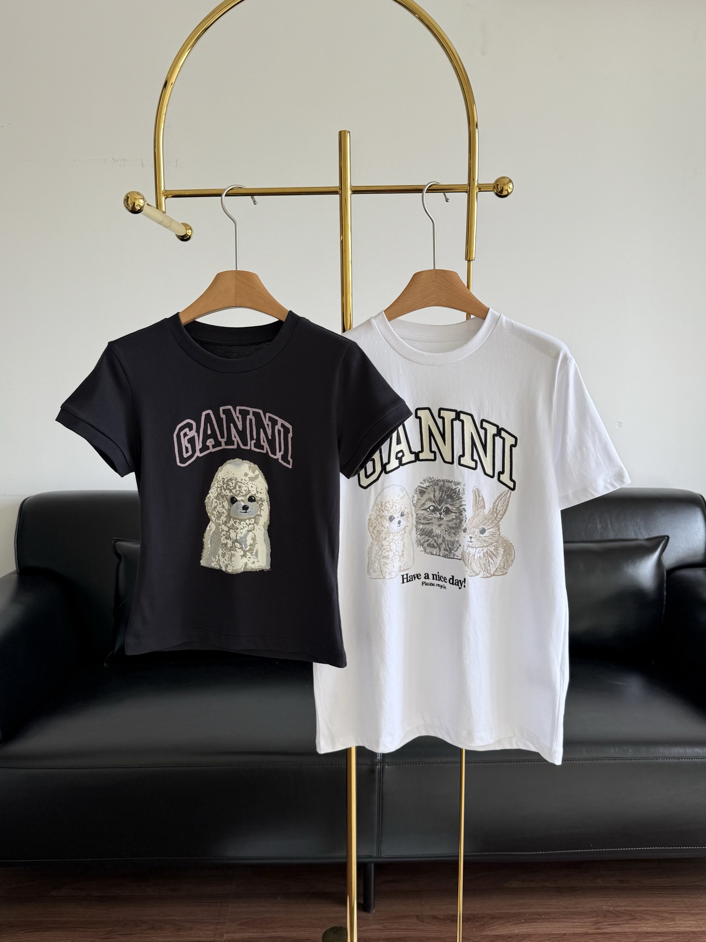 NO:334022,Short P-Long GANNI Women's Cute Small Animal Printed Round Neck Short-Sleeve T-shirt Top. Front Animal Letter Combination Design, enriching the overall visual experience. It can be sweet, cool, eye-catching, simple and elegant. All kinds of body shapes can be tolerated. Whether it is worn alone, layered, or various items, there is no style that cannot be held!  ♀ Count sml, T-shirt,tees,t-shirt,alexander wang19860909短款 P长款 GANNI女装 可爱小动物印花圆领短袖T恤上衣 前幅动物字母组合设计,丰富整体视觉体验,可甜可飒吸睛力十足简约大气,各色身形都能包容,不论是单穿、叠穿、还是搭各种单品,没有它hold不住的造型！♀ 码数sml,,T-shirt,tees，t-shirt,alexander wang,Women's clothing