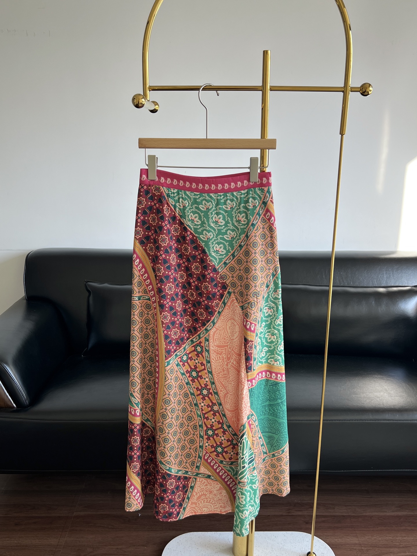 NO:334028,——Ba&sh summer new style French draped fishtail skirt A magical skirt that comes out! The exotic skirt seems to gather the beauty of the world here. When you wear them, you can hear the whispers of the waves and smell the fragrance of flowers in the breeze, and go to the blue sea and blue sky to shine!  SML, Skirts, Alexander wang19860909——ba&sh夏季新款 法式垂褶鱼尾半裙 一条出片的神裙!充满异域风情的半裙似把世界的斑斓都汇聚于此. 穿上它们,仿佛能听见海浪的低语嗅到微风中的花香,去碧海蓝天下绽放光彩吧！ 码数sml,,skirts,alexander wang,Women's clothing