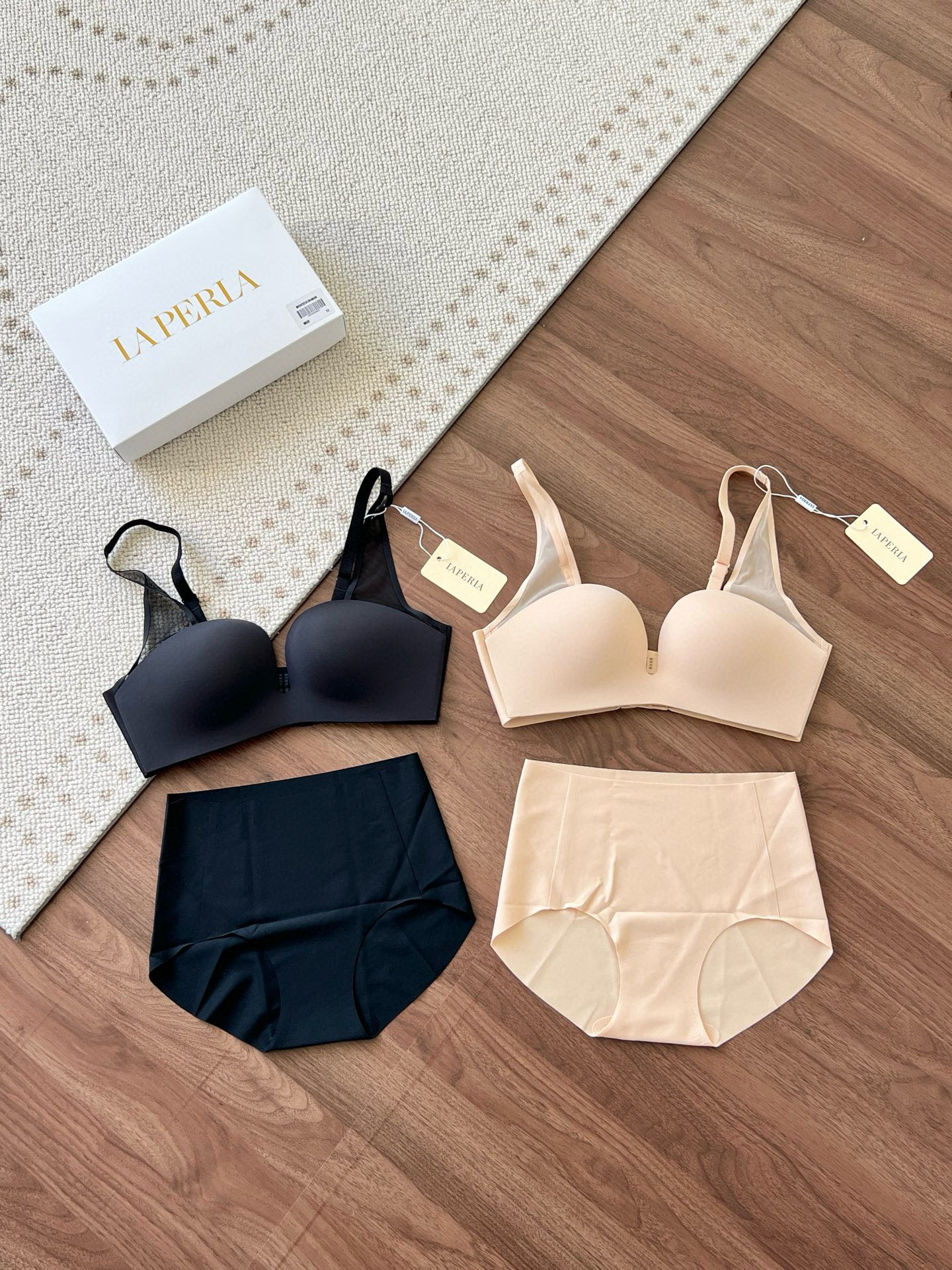 NO:334026,——New LP simple and elegant traceless collection underwear set One-piece half cup design, 3D three-dimensional cup shape, comfortable and stylish, underwear one-piece markless tailoring, steel ring mold cup, healthy, pressure-free soft imitation cotton texture feel, upper body skin-friendly and close to the body without running, refreshing mesh without trace connection, transparent, comfortable and not stuffy Simple bowl noodles, easy to match with clothing, fabric is made of super soft yarn, smooth and delicate touch, and is soft and delicate after being cut, soft and delicate, full of elasticity, and wears without strangulation. The back buckle is a patented reverse-packing hook buckle, soft and comfortable, not skin-friendly, without skin-braining, no marks on the skin; no trace edge appearance, no pressure on the upper body, whole piece of traceless craftsmanship, ingenious production, careful details. Color black Pure white Skin color Size M (suitable for 75ABC/85-105 jin)  L (suitable for 80ABC/105-120 catties) XL (suitable for 85ABC/120-135 catties), loro piana, alexander wang19860909——新品LP素雅无痕聚拢内衣套装 连体半杯设计,3D立体杯型,穿着舒适有型,内裤一片式无痕剪裁 无钢圈模杯,健康无压柔软的仿乳棉质手感,上身亲肤贴身不跑位 清爽网纱无痕衔接,通透,舒适不闷热 简约碗面,便于搭配服饰,面料为超软纱线精制而成,触感丝滑细腻 随心裁后比,柔软细腻,弹性十足,穿着无勒感 后背扣为专利型反包勾扣,柔软舒适更亲肤,不磨皮不扎肉；无痕包边外观,上身无压力不留痕 整件无痕工艺,匠心制作,精心细节. 颜色黑色 纯洁白 肤色 尺码 M（适合75ABC/85-105斤） L（适合80ABC/105-120斤） XL（适合85ABC/120-135斤）,,loro piana,alexander wang,Women's clothing