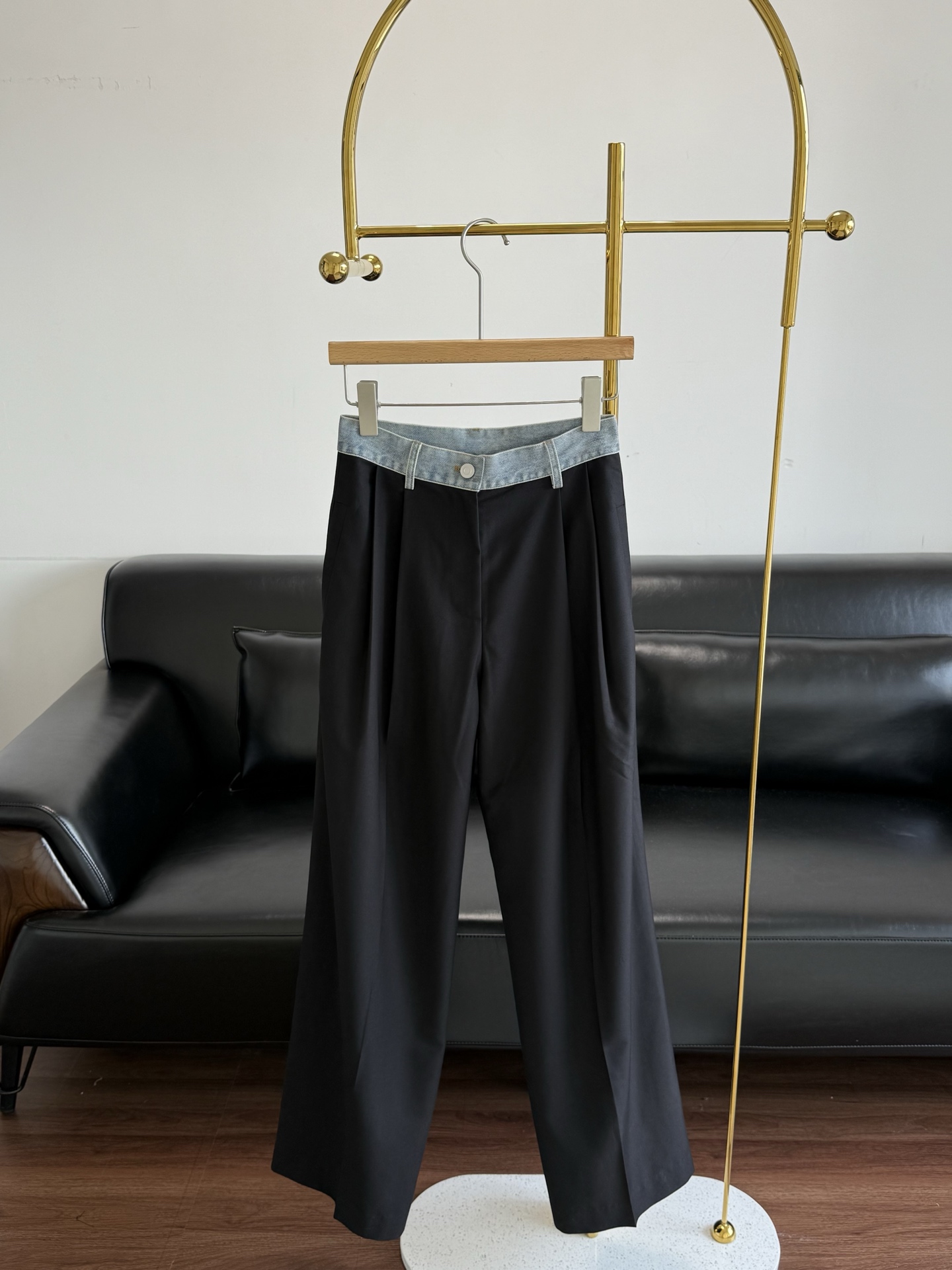 NO:334460,——ANN ANDELMAN Denim waist splicing trousers straight trousers. The style is high-waist loose straight trousers. It is very inclusive and has a contrasting waist design. For this high-waist pants, it just improves the waistline, so it makes your legs look longer visually!  The hardware buttons are all ann full-print logos with independent molds. The most awesome thing is the folding. It makes you look slim when you close the folds at the front and the side. The waist is full of washed denims!  Code sml, alexander wang19860909——ANN ANDELMAN 牛仔腰头拼接西裤直筒长裤 版型属于高腰宽松直筒顺下来 包容性很高 而且腰部撞色设计 对这种高腰裤子来说刚好提高了腰线 ,所以从视觉上就贼显腿长！ 五金扣子都是独立开模的ann满印logo 最牛的地方在于收褶 他是前面侧面一点的地方收褶就很显瘦 腰头都是水洗牛仔！ 码数sml,,alexander wang,Women's clothing