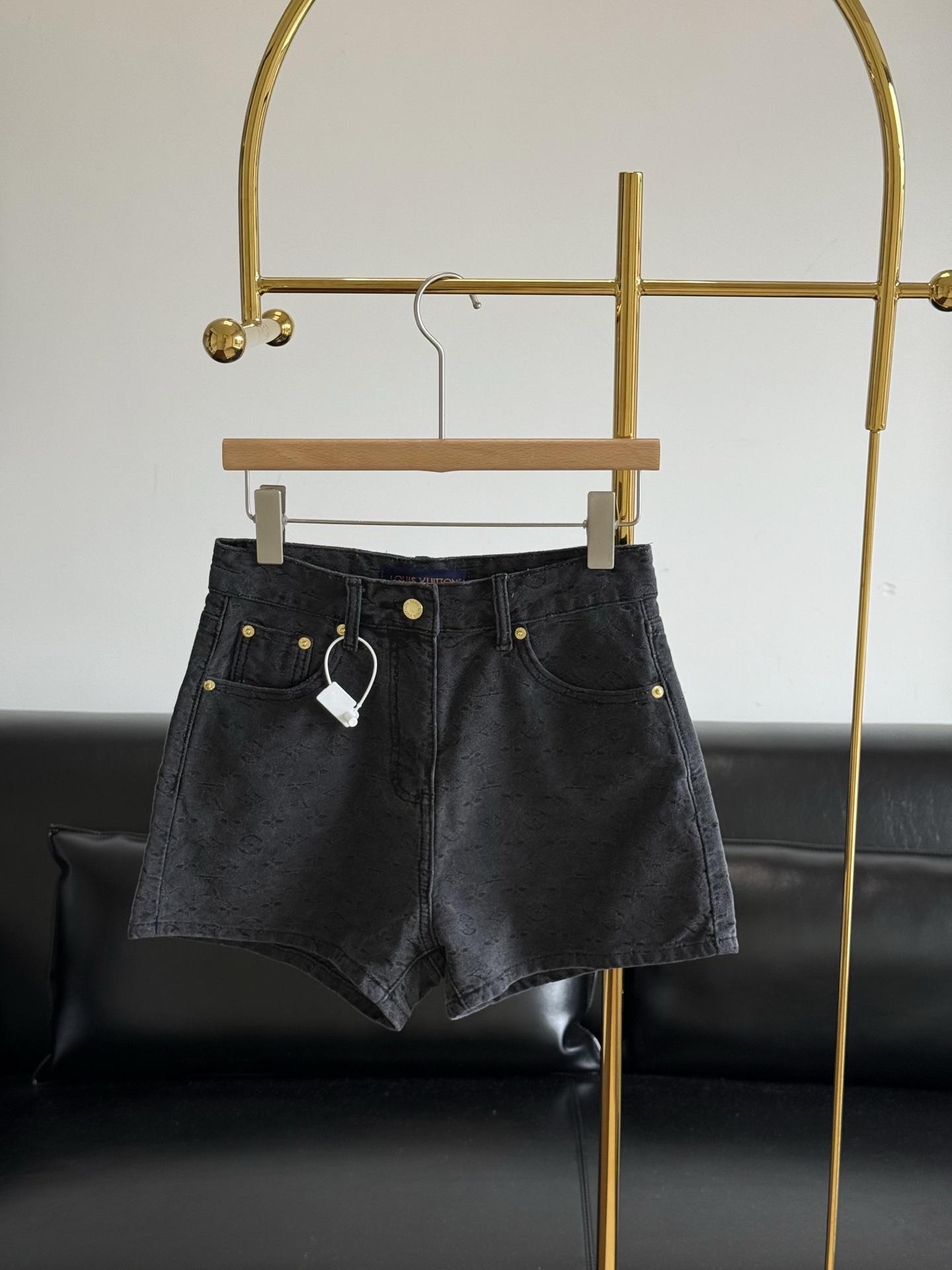 NO:334438,——LV leather label denim shorts, a must-have for everyone, classic presbyopia pattern denim shorts, very refreshing, versatile hot pants in summer wardrobe, easy to match, A-line style with long legs, very long legs, high waist and jacquard dark pattern design, presbyopia pattern is super recognizable, very high-end!  code sml, louis vuitton, shorts, alexander wang19860909——LV 皮标牛仔短裤 人手必备款 经典老花图案牛仔短裤 非常清爽 夏天衣橱百搭小热裤 搭配起来得心应手 A字版型上身轻松拥有长腿 很显腿长 高腰和提花暗纹设计,老花图案超强辨识度 很高级！ 码数sml,,louis vuitton,shorts,alexander wang,Women's clothing