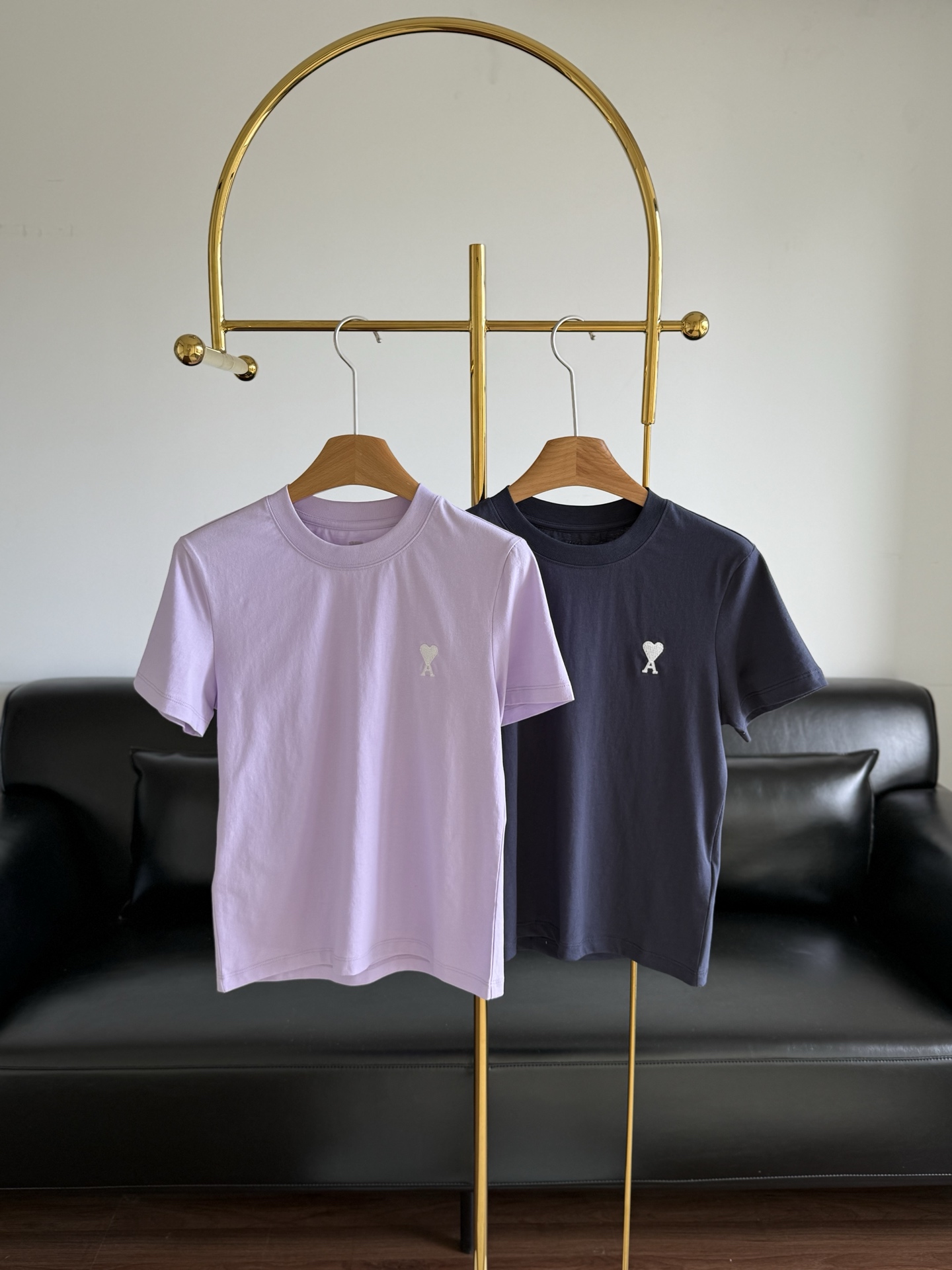 NO:334448,——AMI Women's White ADC Short-Sleeve T-shirt Embroidered Lovely Front Shoulder Slim Top Ami Short-Sleeve T-shirt, Chest Lovely Embroidery, Slim-fitting Styling Design. The annual Love T-T-shirt cannot be missed!  Unpretentious and high-end, a T-shirt that is worn very frequently, today I give you my love to you, my love is closed quickly! Number sml blue purple, T-shirt,tees, t-shirt,alexander wang19860909——AMI 女士白色ADC短袖T恤 刺绣爱心正肩修身款上衣  Ami短袖T恤,胸前爱心刺绣,修身版型设计.一年一度的爱心T不能缺席！不张扬的高级,一件穿出去频率超高的T恤,今天大方给你们,我的爱赶紧收好! 码数sml 蓝色 紫色,,T-shirt,tees，t-shirt,alexander wang,Women's clothing