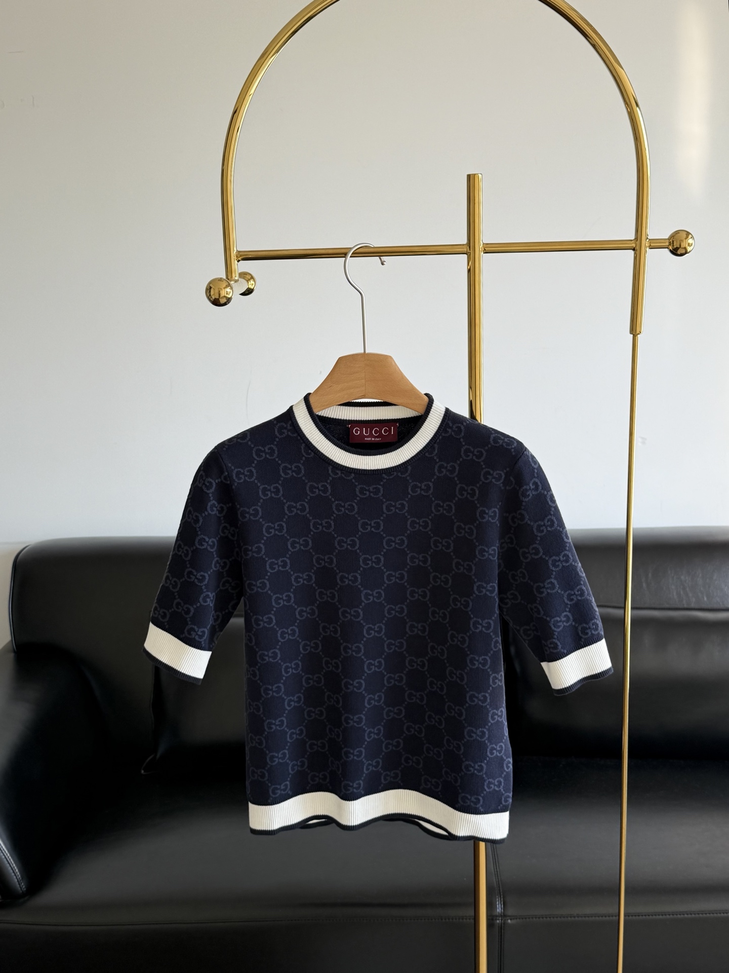 NO:334714,——gucci jacquard logo short-sleeved one-on-one or inside!  Not luxurious at all!  I'm really afraid of that luxury style!  This one won't be at all!  Classic round neck short-sleeved style, with a huge upper body and a slim look!  The style design fits and is not tight, and the upper body sets off a delicate and stylish figure. It is also a fashionable and easy to control in daily life. It is a good match!  The combination is almost done with ease!  He is good-looking and has to wear, and he is very recommended for daily travel or commuting!  Code sml, gucci, T-shirt, alexander wang19860909——gucci 提花logo短袖 可以单穿可以内搭！一点都不土奢！我真的很怕那种土奢款！这件完全不会哈！经典圆领短袖款,版型上身巨显瘦！版型设计合身不紧身,上身衬托玲珑有致的好身段,也是日常好驾驭的时髦,搭配一把好手！搭配几乎信手拈来！颜值高又好穿不得不爱,日常出街或者通勤都很推荐！ 码数sml,,gucci,T-shirt,alexander wang,Women's clothing