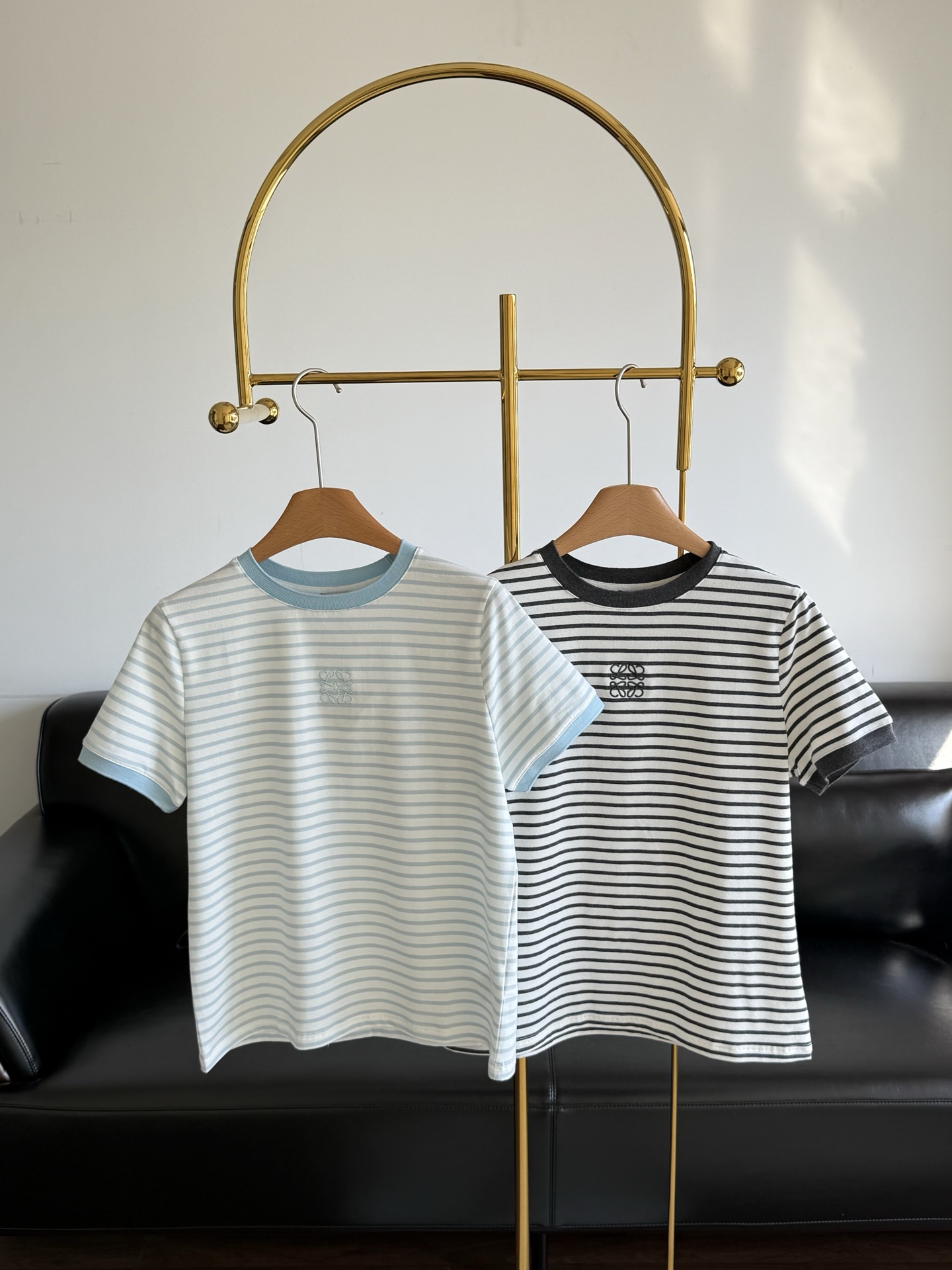 NO:334688,——Loewe logo embroidery striped T-shirt logo embroidery, outlines the brand logo with delicate needle method, smooth and textured lines. The small embroidery is like the finishing touch, showing luxurious style in low-key, simple round neck design, and modifying the neck lines. Two colors, light gray and stable, light blue and fresh, suitable for different styles. The stripes are staggered and orderly, adding a sense of layering. Selected soft fabrics, skin-friendly and breathable, comfortable and comfortable to wear, and are super suitable for daily matching with jeans and short skirts, easily creating a casual atmosphere. Size sml gray blue 2 colors,,loewe, skirts, jeans,tees, t-shirt, alexander wang19860909——loewe logo刺绣条纹T恤 logo刺绣,以细腻针法勾勒品牌标识,线条流畅且富有质感.小小刺绣犹如点睛之笔,低调间彰显奢华格调,简约圆领设计,修饰颈部线条.两种配色,浅灰沉稳,淡蓝清新,适配不同风格.条纹错落有致,增添层次感.精选柔软面料,亲肤透气,穿着舒适自在,日常搭配牛仔裤、短裙都超合适,轻松打造休闲氛围感. 码数sml 灰色 蓝色2个色,,loewe,skirts,jeans,tees，t-shirt,alexander wang,Women's clothing