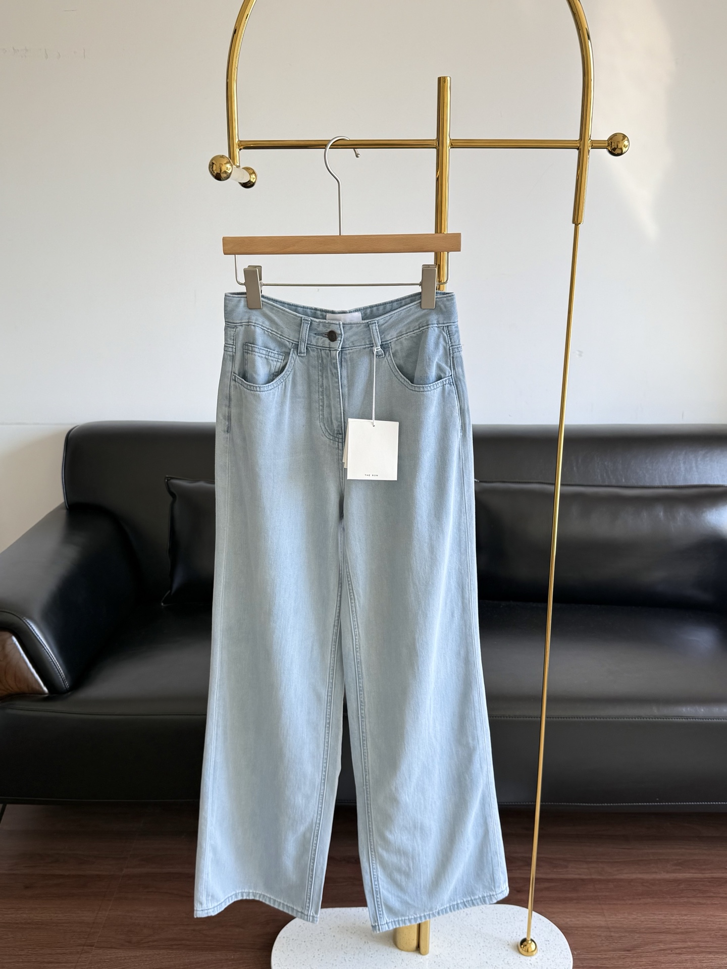 NO:334709,——the row Straight regular jeans Sisters who like to collect good pants come over, this one is worth collecting!  A three-dimensional sense visible to the naked eye!  The trousers are in place and everyone is stylish, so they have nothing to do with their own leg shape!  You can always believe in the aesthetics of the row!  The stunning style will make you sigh!  !  25-30 yards, jeans,alexander wang19860909——the row 直筒常规款牛仔裤 喜欢收集好裤子的姐妹看过来,这条是值得收藏的！肉眼可见的立体感啊！裤型到位,谁穿都一样有型,跟自身的腿型就没啥关系了！你可以永远相信the row的审美！版型惊艳的程度上身会感叹！！ 码数25-30,,jeans,alexander wang,Women's clothing