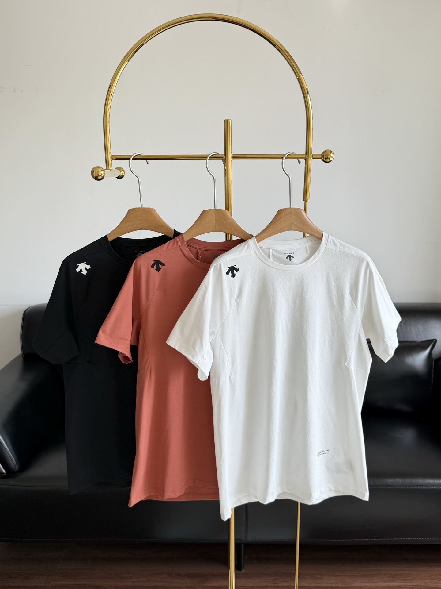 NO:334698,——DESCENTE RUNNING Running Sports Fitness Men's Quick-Drying Short-Sleeve Knitted Sweater T-shirt His stuff is sought after by young people nowadays! Make simplicity perfect! It makes people love it! Simple and luxurious design - Hua! Super versatile! Basic style!  New favorite in fitness sports!  !  !  It can also meet the daily business!  !  !  Breathable and quick-drying fabric!  Let you feel the cool and comfortable in the hot summer!  Code number m-xl orange black white 3 colors, T-shirt,tees,t-shirt,alexander wang19860909——DESCENTE迪桑特RUNNING跑步运动健身男士速干短袖针织衫T恤 他家东西深受时下年轻人的追捧!把简单做到完美!让人爱不释手! 设计简约奢-华!超级百搭! 基本款！健身运动新宠！！！ 还可以满足商务日常！！！ 采用透气速干面料！让你们在炎炎夏日里也能感受到清凉的舒适！ 码数m-xl 橘色 黑色 白色3色,,T-shirt,tees，t-shirt,alexander wang,Women's clothing