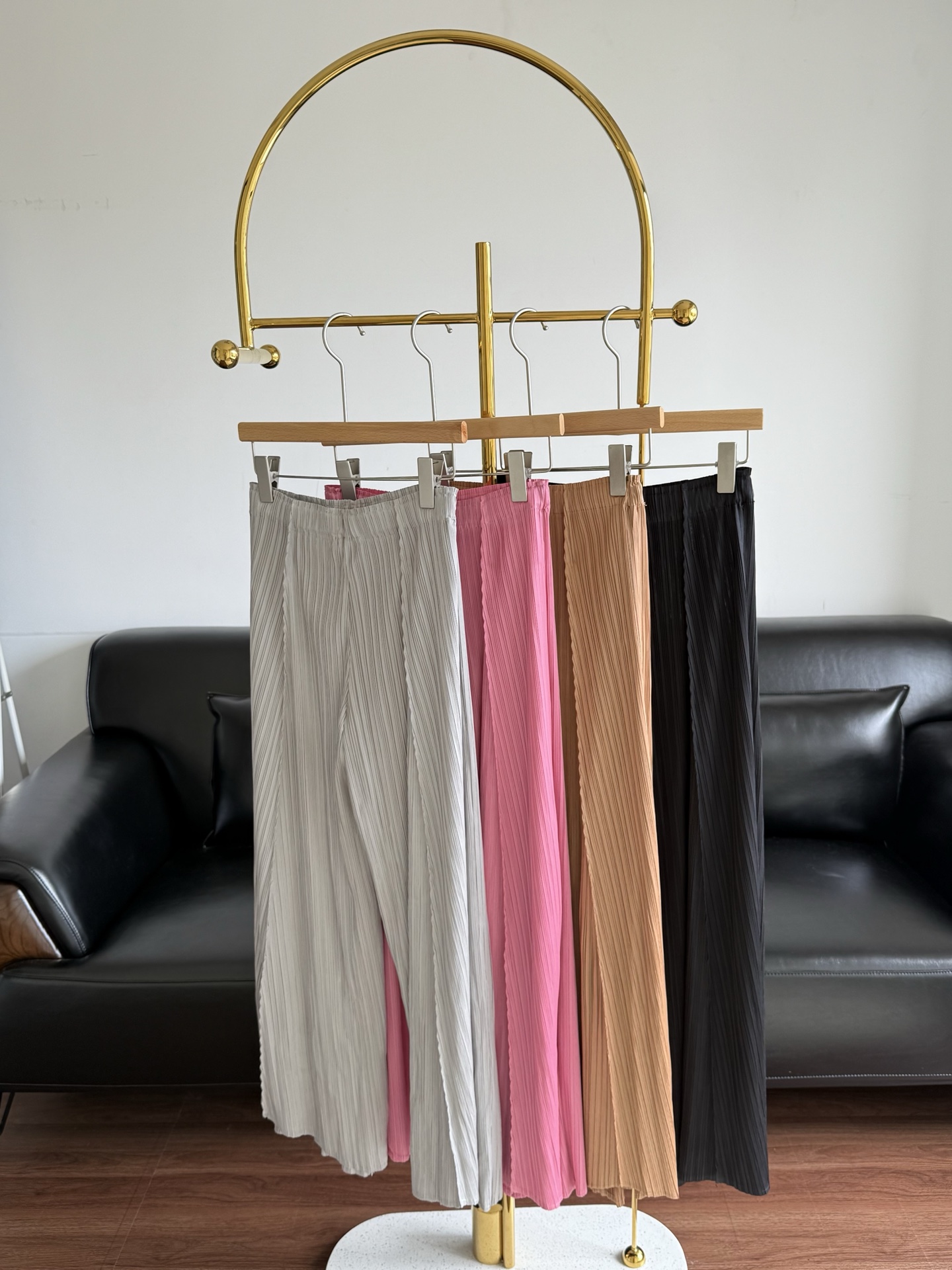 NO:334692,——Issue Miyake, wrinkled trousers, I must wear Miyake in summer!  The folds are very popular every year. This upper body looks really good and looks very versatile and slim!  As long as you walk through Miyake, you will know how easy she is to wear!  A must-wear pants in spring and summer!  There are no one in the hands of both!  These pants are straight and wide-legged!  The most classic style!  Very easy to wear and everyday!  Number of numbers equal size gray black pink orange 4 colors, isseymiyake,alexander wang19860909——三宅一生 褶皱长裤 夏天肯定要穿三宅呀！年年都特别火的褶皱 这版型上身是真的好看 特别百搭显瘦！ 只要你穿过三宅系 你就知道她有多好穿！ 春夏必穿的神裤！ 人手两条都不嫌多！ 这个裤子是直筒小阔腿！ 最经典的版型！特别好穿且日常！ 码数均码 灰色 黑色 粉色 橘色4个色,,isseymiyake,alexander wang,Women's clothing