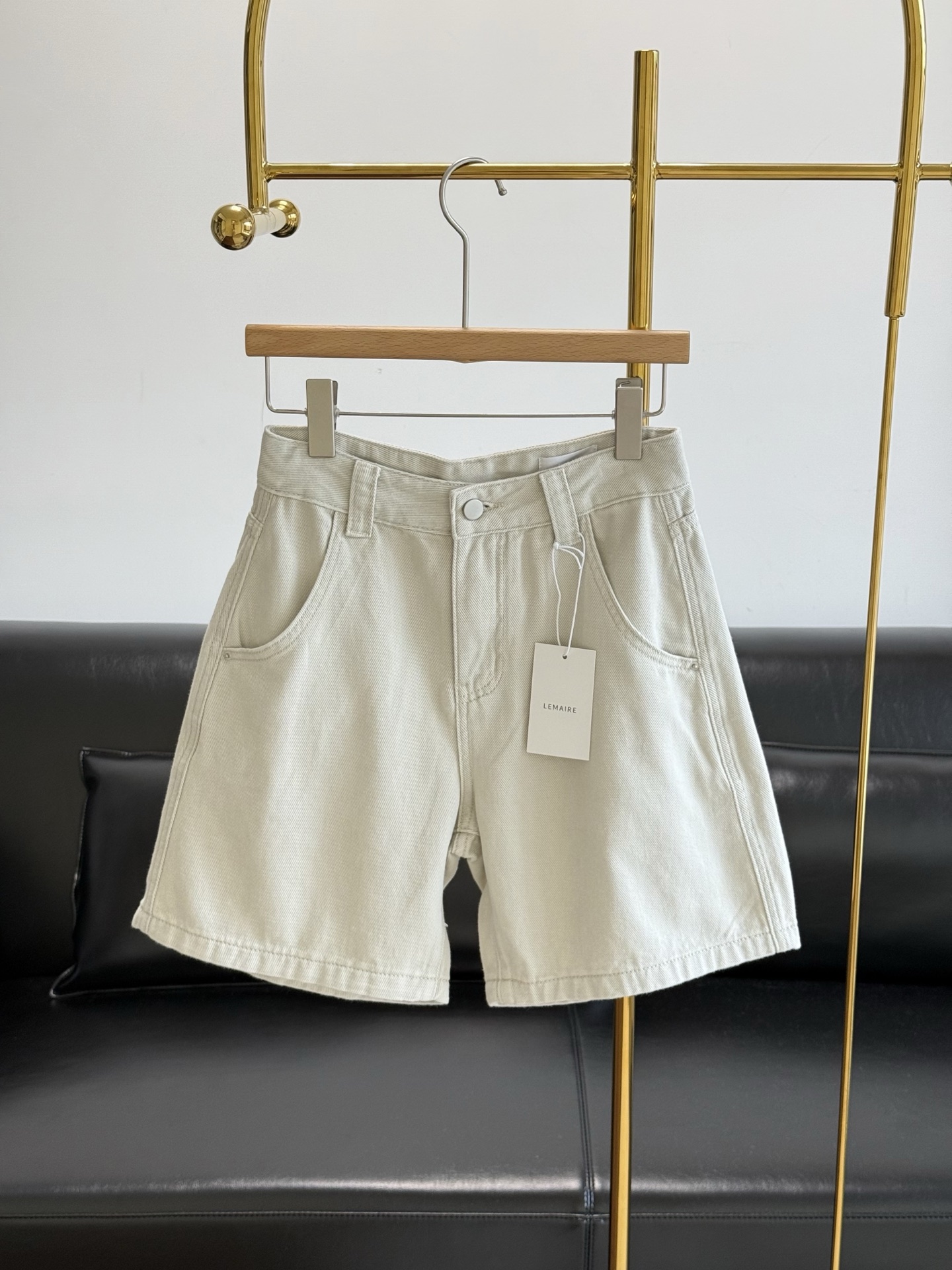 NO:335151,——Lemaire denim mid-trousers, style high waist to navel, trousers to the knees, overall loose, the nostalgic washing luster, full mark. Exclusive colors for summer, style, nostalgic shape, nostalgic height, simple matching of a shirt or T-shirt, and now popular mid-tube piled socks, fashion trends are easy to grasp. Size s-2xl,,tees, t-shirt,alexander wang19860909——Lemaire 牛仔中裤 版型高腰到肚脐 裤长到膝盖以上 整体宽松 这条裤的怀旧洗水光泽感 满分.夏季的专属色调 版型 不挑体型 不挑身高 简单配个衬衣或T恤 和现在流行中筒堆堆袜 时尚潮流轻松拿捏了 码数s-2xl,,tees，t-shirt,alexander wang,Women's clothing