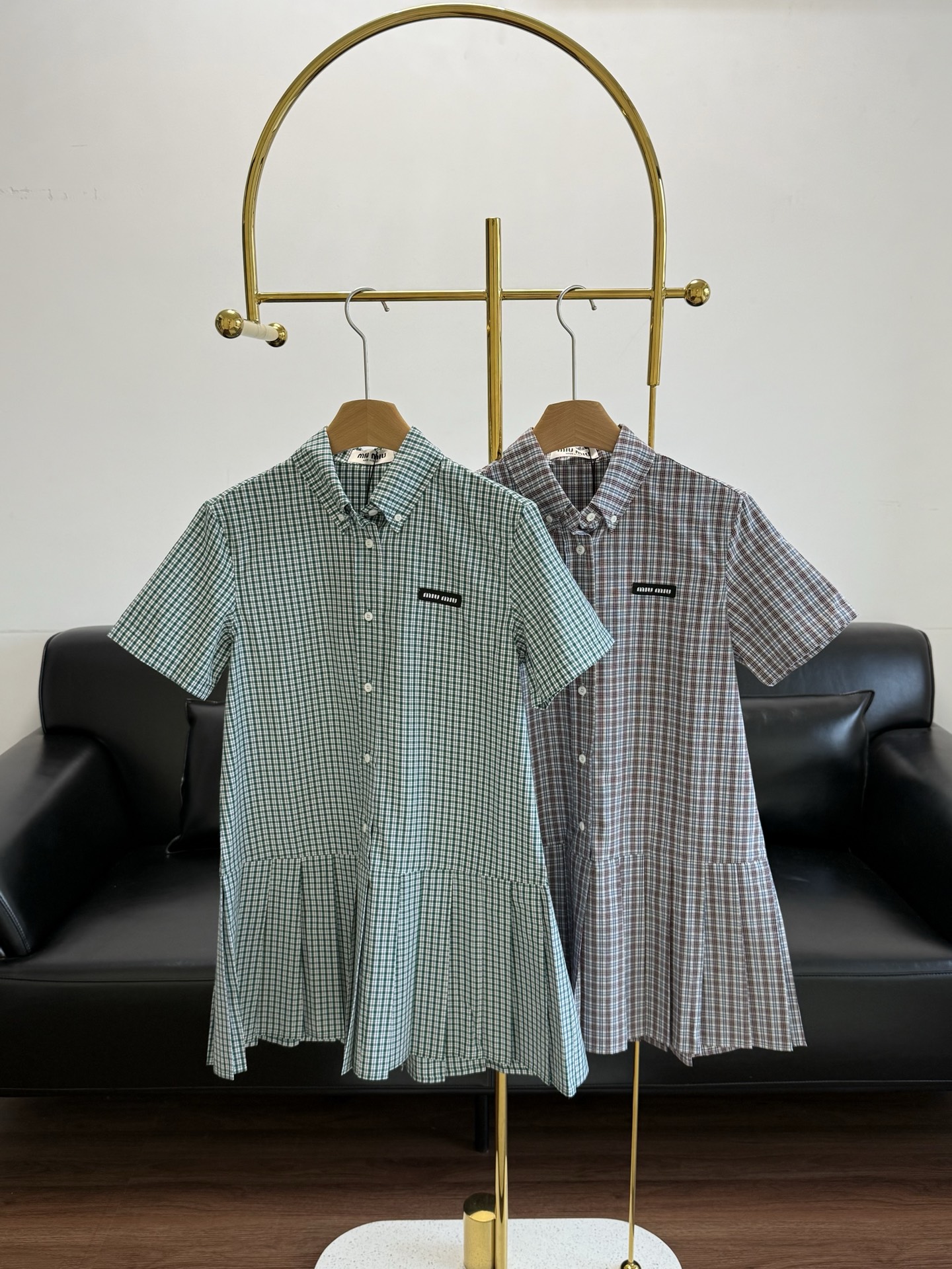 NO:335157,——MiuMiu25 Spring and Summer New Checkered Shirt Dress Maybe this is the girlish-like manufacturing machine for walking!  Wear the whole spring on your body!  Use a touch of healing color check to unlock the age-reducing magic that is tempted by the age of 18 to 38. Whoever wears it is the walking oxygen girl!  !  The pleated skirt hides the flesh and makes you look slimming, and the pear-shaped figure can also make the effect of a paper-like body!  The pleated skirt is extremely tolerant to the figure and is well-tailed, creating a playful outfit with a good proportion of the upper and lower length!  yard sml green gray, miumiu, skirts,shirts,alexander wang19860909——MiuMiu25春夏新款格纹衬衫连衣裙 大概这就是行走的少女感制造机吧！把整个春天穿在身上！用一抹治愈系颜色格纹,解锁从 18 岁到 38 岁都心动的减龄魔法,谁穿谁是行走的氧气少女！！百褶裙摆藏肉显瘦一绝,梨形身材也能穿出纸片人效果！百褶裙摆对身材包容度极高,裁剪得体,打造上短下长好比例的俏皮穿搭！ 码数sml 绿色 灰色,,miumiu,skirts,shirts,alexander wang,Women's clothing