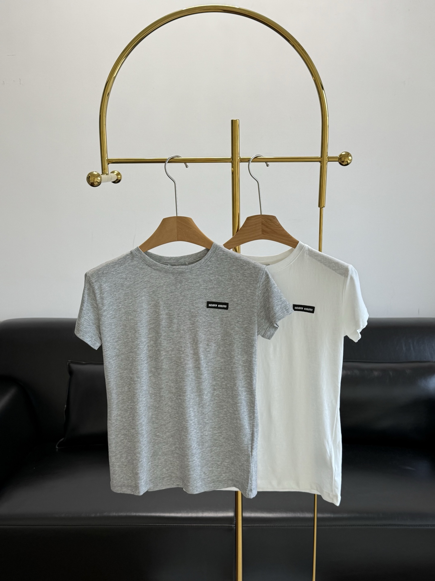 NO:335134,——Miu miu 3 25 spring and summer new short-sleeved T bamboo cotton fabric. The fabric is soft and comfortable, soft and glutinous, very suitable for wearing in summer. It is an inadvertent sense of taste!  Miu has a high-end casual feel!  !  SML white gray, miumiu, T-shirt, alexander wang19860909——Miu miu三25春夏新款短袖T 竹节棉面料 面料柔软舒适 软软糯糯的 很适合夏天去穿 属于不经意间的品位感！ miu的有种高级休闲感！！ 码数sml 白色 灰色,,miumiu,T-shirt,alexander wang,Women's clothing