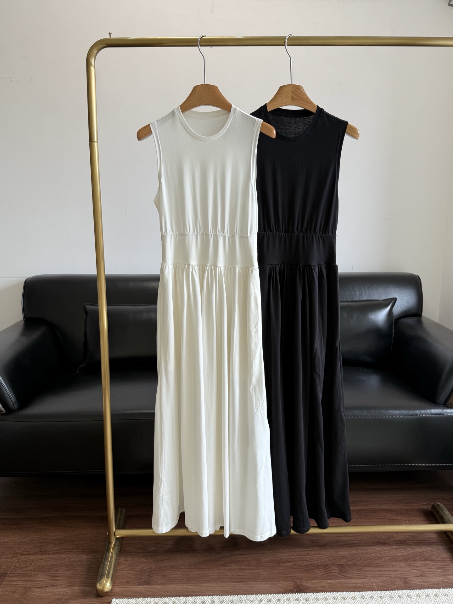 NO:335552,——TOTEME Women's Clothing New waist-hugging long sleeveless dress. The top choice of fashionable spring and summer wear is indispensable for vest dresses, literary and lazy intellectual ~ The fine and pleated craftsmanship of the skirt is instantly revealed, and the popular pleated elements are applied to the skirt. Make the silhouette more three-dimensional and full. The pleats naturally disperse, strengthening the overall three-dimensionality and design level of the skirt body, casual and casual, the style can be pulled and soft, and absorbing all the elegance!  Sm white black, skirts,alexander wang19860909——TOTEME女装 新款收腰长款无袖连衣裙 春夏时髦穿搭top选择少不了背心连衣裙,文艺又慵懒的知性感～摆裙身细密碎褶工艺灵动立现,将是下流行的碎褶元素运用于裙身之中. 使廓形更加立体饱满.褶量自然散开,加强了裙身整体的立体度与设计层次,休闲又随意,风格可拽可柔,汲尽优雅！ 码数sm 白色 黑色,,skirts,alexander wang,Women's clothing