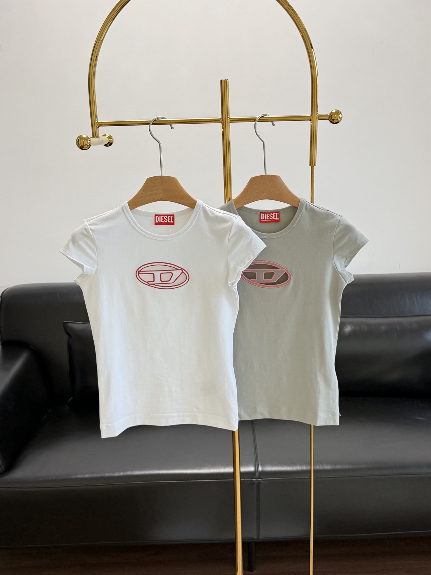 NO:335555,——*Hollowing D-shaped short sleeves. The tailoring structure with a full sense of design, the hollow part on the front chest presents a sexy and cool visual effect. The high-end elastic cotton blended fabric has a soft and smooth skin-friendly feeling. The chest has a hollow elliptical D letter logo, which uses laser tailoring and embroidery technology. The laser hollow three-dimensional embroidery special machine has four-wire edge-fitting seams. The slim fit style that fits the body curve, and the upper body has a three-seven-scale proportion effect. SML code number!  White Green, T-shirt,alexander wang19860909——*镂空D字短款短袖 设计感十足的剪裁结构,正面胸口镂空处,呈现性感且酷飒的视觉效果.高阶弹力棉混纺面料,柔软顺滑的亲肤感.胸前带有镂空椭圆D字母logo,采用激光剪裁和刺绣工艺,激光镂空立体绣花专机四线打边合缝.贴合身型曲线的修身版型,上身自带三七比例效果. 码数SML！ 白色 绿色,,T-shirt,alexander wang,Women's clothing