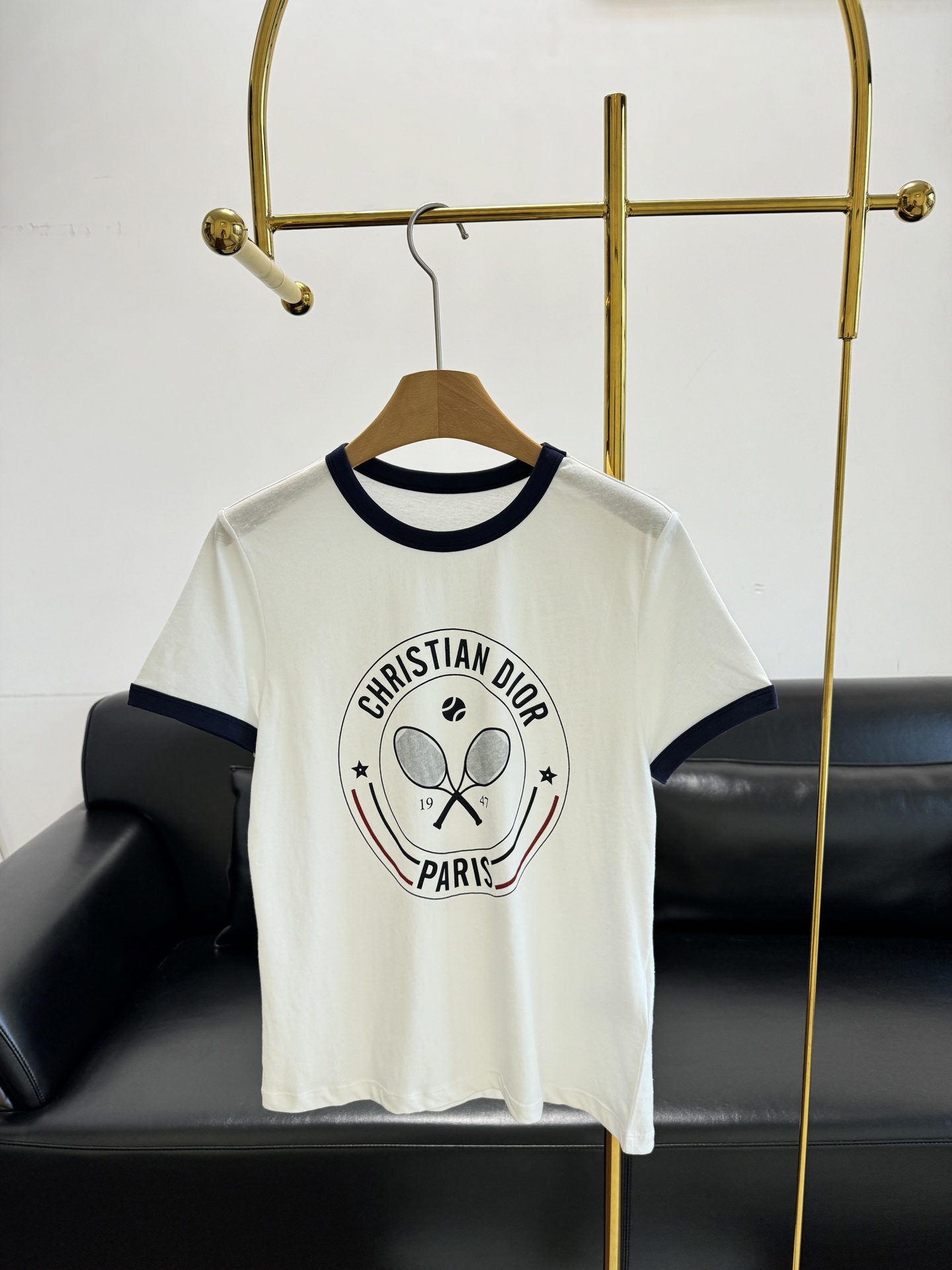 NO:411388,——Dior 25Ss spring and summer new style, tennis racket printed round neck T-shirt, high-end production!  It is made of white cotton fabric, soft and skin-friendly, with good breathability, comfortable and comfortable to wear, with a sharp contrast between the round neck and edge cuffs, combining elegant temperament with the aesthetic style of sportswear. The most eye-catching tennis racket print on the front, paired with letter logo logo, exquisite and neat. It is paired with jeans to create a casual street style, and an elegant temperament with a skirt!  Count sml,dior,skirts,jeans,tees,t-shirt,alexander wang19860909——Dior 25Ss春夏新款 网球拍印花圆领T恤 高版出品！采用白色棉质面料,柔软亲肤,透气性佳,穿着舒适自在,圆领和包边袖口鲜明对比,将高雅气质与运动服饰的美学风格相结合.正面超吸睛的网球拍印花,搭配字母logo标志,精致利落.搭配牛仔裤打造休闲街头风,配上半身裙优雅气质！ 码数sml,,dior,skirts,jeans,tees，t-shirt,alexander wang,Women's clothing