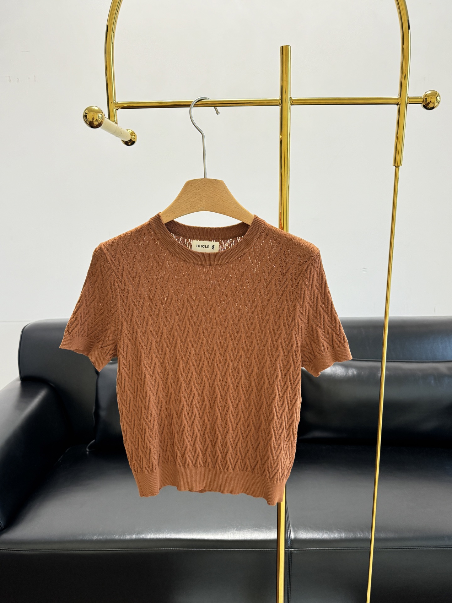 NO:411361,——ICICLE Zhihe Women's Clothing 2025 Spring and Summer New Hollow Knit Sweater Round Neck Design, simple and smooth, not picky about the face shape, just right to modify the contour of the face, match with the makeup and hairstyle, the ripples and hollows are like a lively water wave, the lines are soft and rhythmic, distributed on the main body, and the light and shadow are intertwined with great beauty!  !  Create a stable and stylish upper body effect. Code number s-xl, alexander wang19860909——ICICLE之禾女装2025春夏新款 镂空针织衫  圆领设计,简洁流畅,不挑脸型 恰到好处地修饰脸部轮廓 搭配住意妆容发型皆和谐 波纹镂空似灵动水波 线条柔美有韵律,分布于主体,光影交错巨美！！ 塑造出稳定有型的上身效果 码数s-xl,,alexander wang,Women's clothing