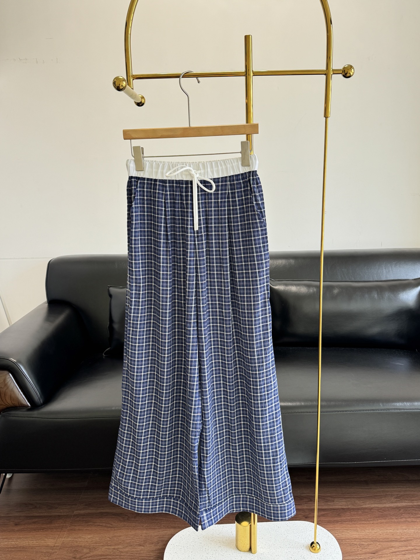 NO:411412,——Check drawstring straight thin casual pants This color woven plaid is soft and comfortable, and it is squished and anti-wrinkle. It will not wrinkle no matter how you wear it. It is more wear-resistant than conventional cotton cloth, and it is not easy to fade. If you wear it for a long time, you will not want to take it off again. It will definitely be available for daily commuting, walking or traveling. Size sml, alexander wang19860909——格纹抽绳直筒薄款休闲裤 这款色织格纹既柔软舒适,又做到了垂顺抗皱,怎么穿都不会皱而且比常规的棉布要更加耐磨耐造,不易掉色褪色,久穿如新穿上就不愿意再脱下的舒适感,日常通勤、出门遛弯或者旅途穿搭定会有它 码数sml,,alexander wang,Women's clothing