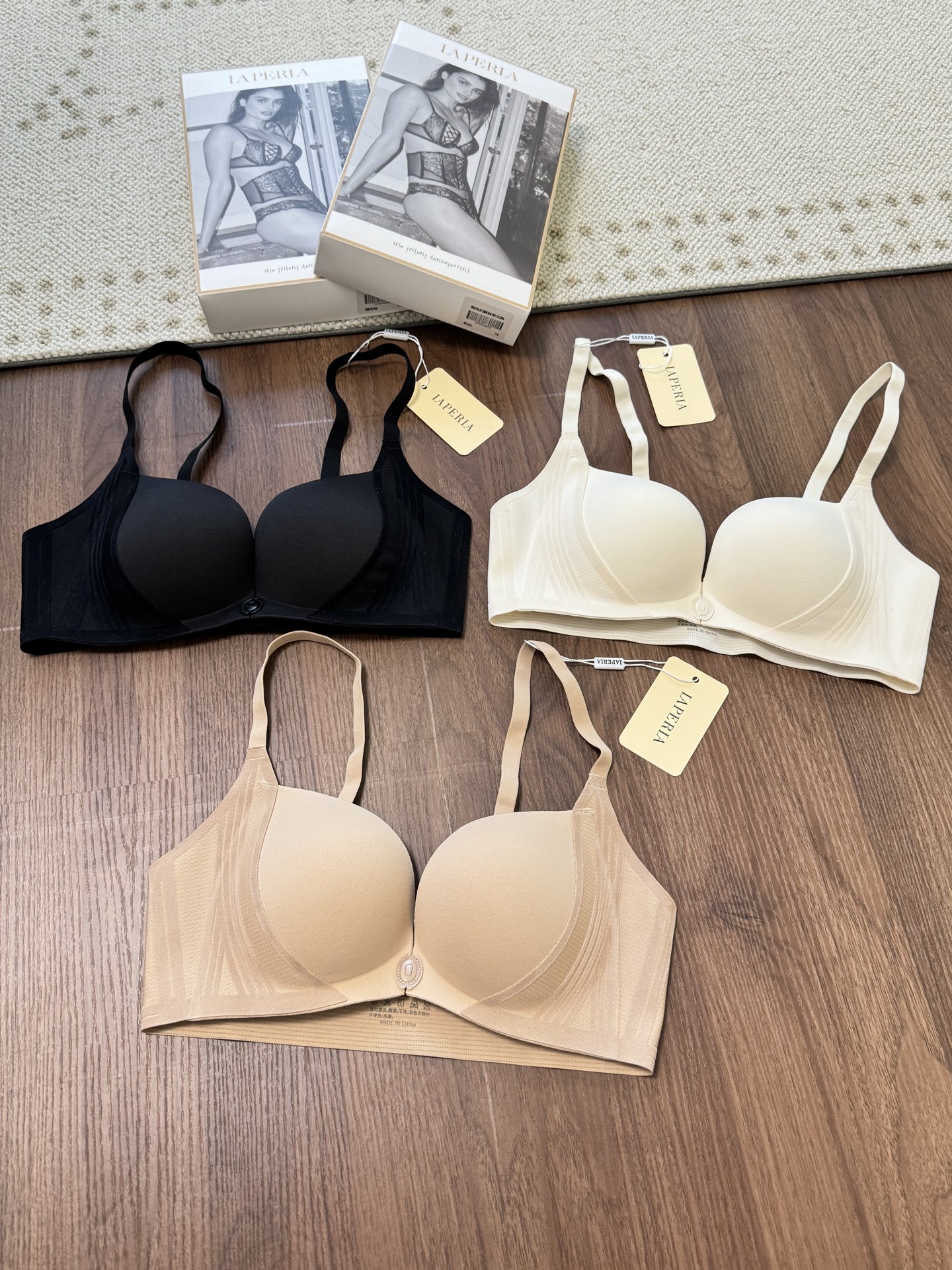NO:411354,——New LP front-breasted gathering bra Bear welfare, easy to 'gather' and produce a full breast shape, this one is enough~ 3D cup three-dimensional cup shape, thin top and thick bottom and strong top support, traceless gathering deep V, naturally stylish and material, front-buckle sexy steel ring-free design, really convenient, easy to put on and take off and push and gather inward!  The back has no buckle and is very invisible~ The cross-leak design of the shoulder strap. The front buckle is matched with a new flocking process, which reinforces and pulls and rebounds, making it difficult to transform. It instantly has a delicate figure. Fixed and adjustable shoulder straps. Thin upper and thicker styles. About 1.5cm thick. The breasts are aligned, inlaid and pressed in three steps. 3 colors black, milky white, invisible skin. M code is suitable for 70C-75AB. L code is suitable for 75C-80AB. XL code is suitable for 80C-85AB., loro piano, alexander wang.19860909——新品LP前排扣聚拢型文胸 小熊福利 轻松'聚' 出饱满胸型,有这一件就够啦~ 3D杯立体杯型,上薄下厚有力上托 无痕聚拢深V,自然有型有料 前扣式性感无钢圈设计,真的太方便啦 易穿脱的同时内推聚拢！ 后背无搭扣非常隐形哦~ 肩带交叉外漏设计 前扣搭配新型植绒工艺,加固提拉回弹,不易变型. 瞬间拥有玲珑有致的身材 固定可调节双肩带 上薄下厚款 厚处约1.5cm左右 排扣使用三步骤对准、镶嵌、按压 3个色黑色、奶白、隐形肤 M码合适70C-75AB L码合适75C-80AB XL码合适80C-85AB,,loro piana,alexander wang,Women's clothing