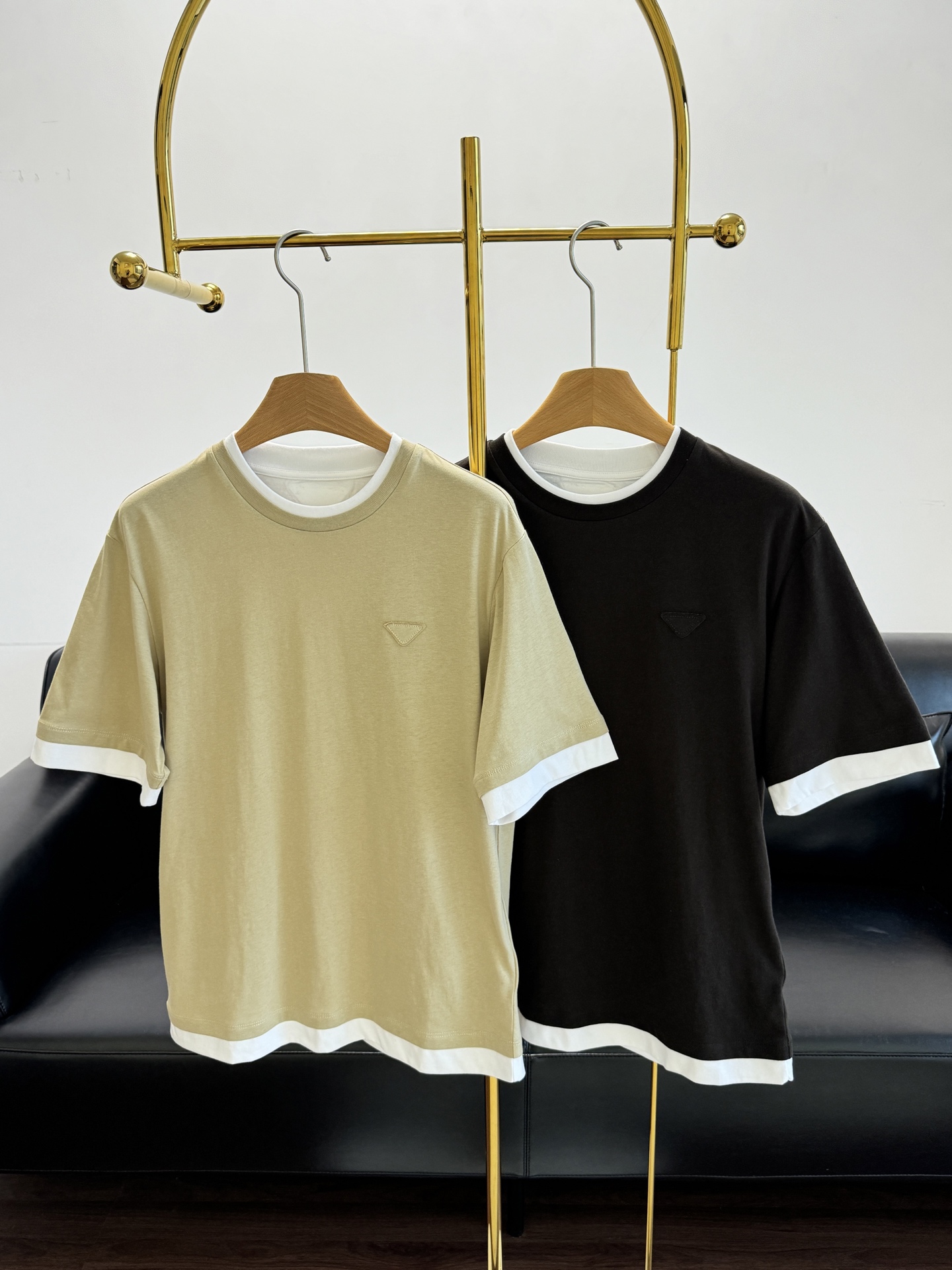 NO:411401,——Prada's new spring and summer fake two-piece short-sleeved sleeves exudes Prada's unique elegance and personality, showing high-end quality and exquisite style. It is recommended to try Prada's clothes, which will bring new and different experiences!  !  !  !  The texture is amazing!  It is really comfortable to wear for casual wear!  It is a very simple and high-end T-shirt, sml, prada, prada, T-shirt, tees, t-shirt, alexander wang19860909——prada 春夏新款假两件短袖 散发着普拉达独有的优雅与个性,尽显高端品质与精致格调. 建议尝试一下prada的衣服 会带来新的不同体验感！！！！ 质感非常绝！日常休闲穿它真的chao舒服！ 是一件非常简单高级的T恤, 码数sml,,prada,prada,T-shirt,tees，t-shirt,alexander wang,Women's clothing