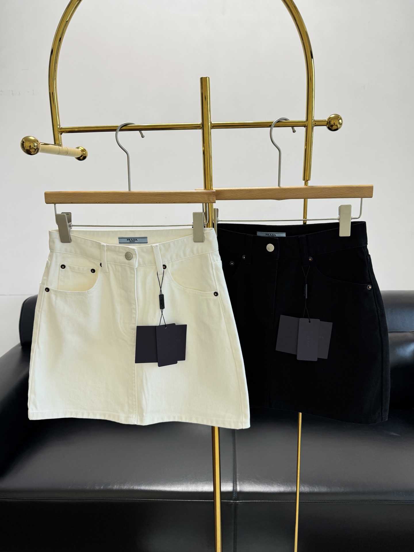 NO:411372,——Prada high-waist denim skirt Whose DNA moved?  Denim short skirt, classic triangular embellishment, instantly breaks monotony. The high-waist design is superb, lengthening the leg lines, and turning into long legs in seconds. The short skirt style is youthful and age-reducing, full of vitality. Whether it is matched with a simple T-shirt or a delicate top, you can easily grasp the sense of fashion, size 25-29 White Black, Prada, skirts, tees, t-shirt, alexander wang19860909——Prada高腰牛仔短裙 谁的DNA动了？牛仔短裙,经典三角标点缀,瞬间打破单调.高腰设计超绝,拉长腿部线条,秒变大长腿.短裙版型青春减龄,满满元气.无论是搭配简约T恤还是精致上衣,都能轻松拿捏时尚感, 码数25-29 白色 黑色,,prada,skirts,tees，t-shirt,alexander wang,Women's clothing