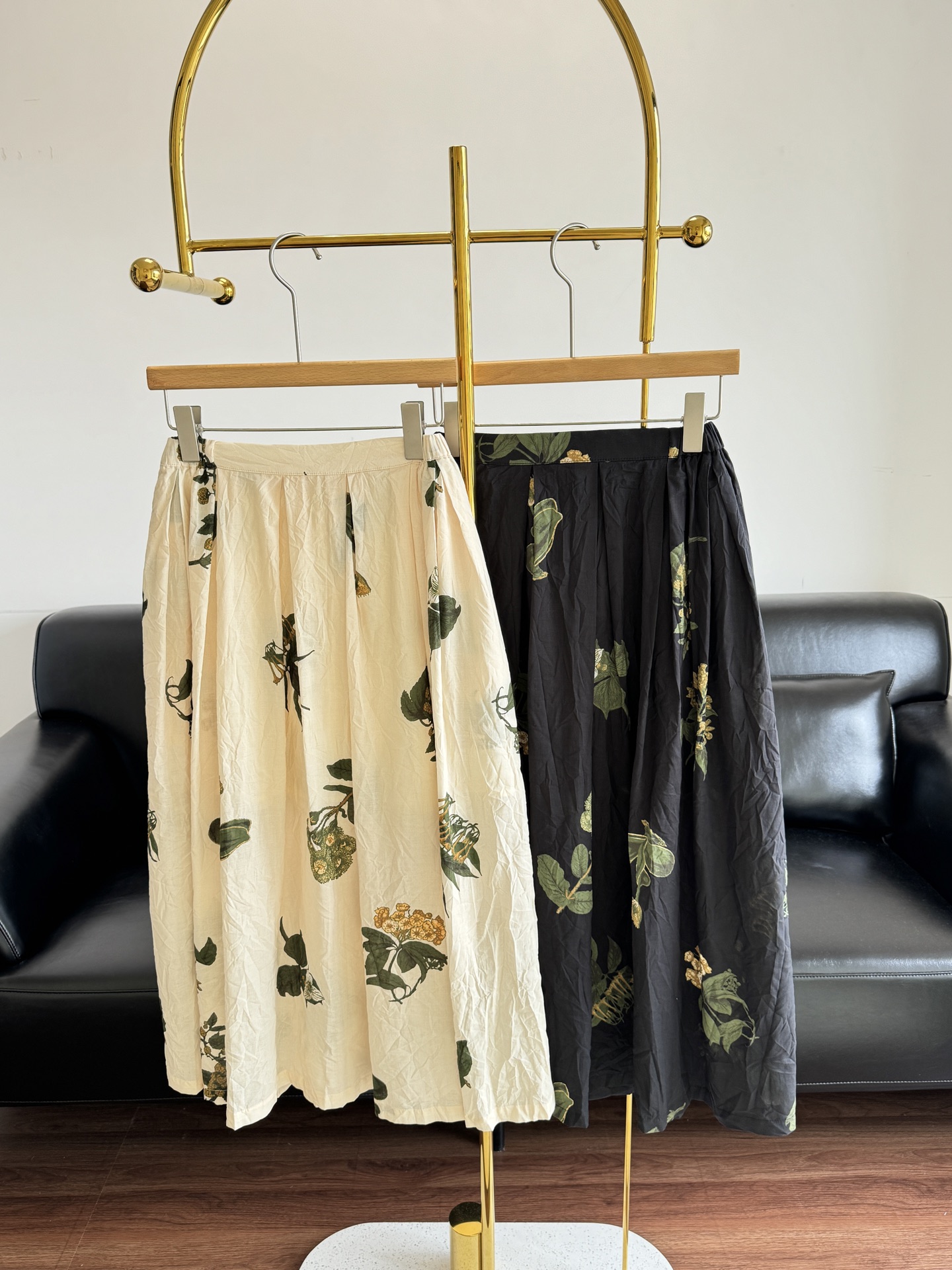 NO:412555,——Pas de Calais 25Ss spring and summer new style, plant-print wash Japanese high-waist skirt cleverly combines French romance with Japanese minimalism to create an elegant and practical clothing. Its design does not pursue over-the-top, but shows a low-key sense of high-end through tailoring, fabrics and details. S/M/L apricot color black,,alaia, skirts,alexander wang19860909——Pas de Calais 25Ss春夏新款 植物印花水洗日系高腰半身裙 巧妙地将法式浪漫与日式极简主义结合,创造出既优雅又实用的服装.它的设计不追求过度张扬,而是通过剪裁、面料和细节来展现低调的高级感 码数S/M/L 杏色 黑色,,alaia,skirts,alexander wang,Women's clothing