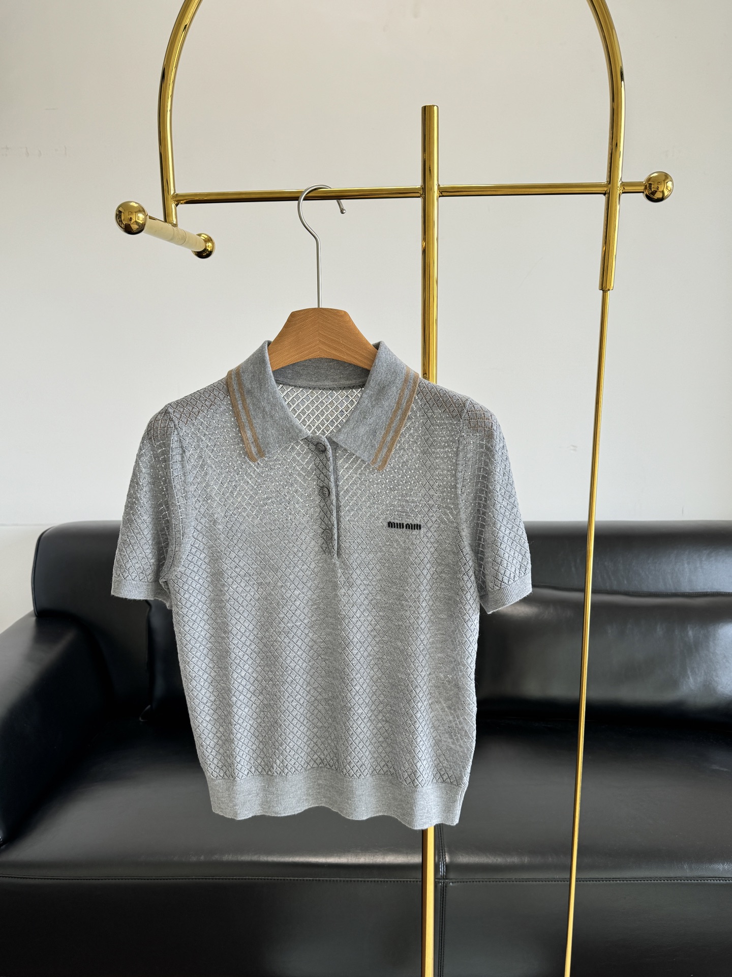 NO:412540,——Miumiu letter micro-label polo knitted short sleeves, which is simply the perfect combination of retro and sweetness!  The letters on the chest are simply the favorite of details control!  It is low-key and unique, making people recognize this MIUMIU style at a glance. The micro-label design can also cleverly enhance the overall sense of high-endness and make your outfit more textured!  Code sml, miumiu, T-shirt, alexander wang19860909——miumiu 字母微标polo针织短袖 简直是复古与甜美的完美结合！ 胸前的字母微标,简直是细节控的最爱！低调又不失个性,让人一眼就能认出这是MIUMIU的风格.微标设计还能巧妙地提升整体的高级感,让你的穿搭更加有质感！ 码数sml,,miumiu,T-shirt,alexander wang,Women's clothing