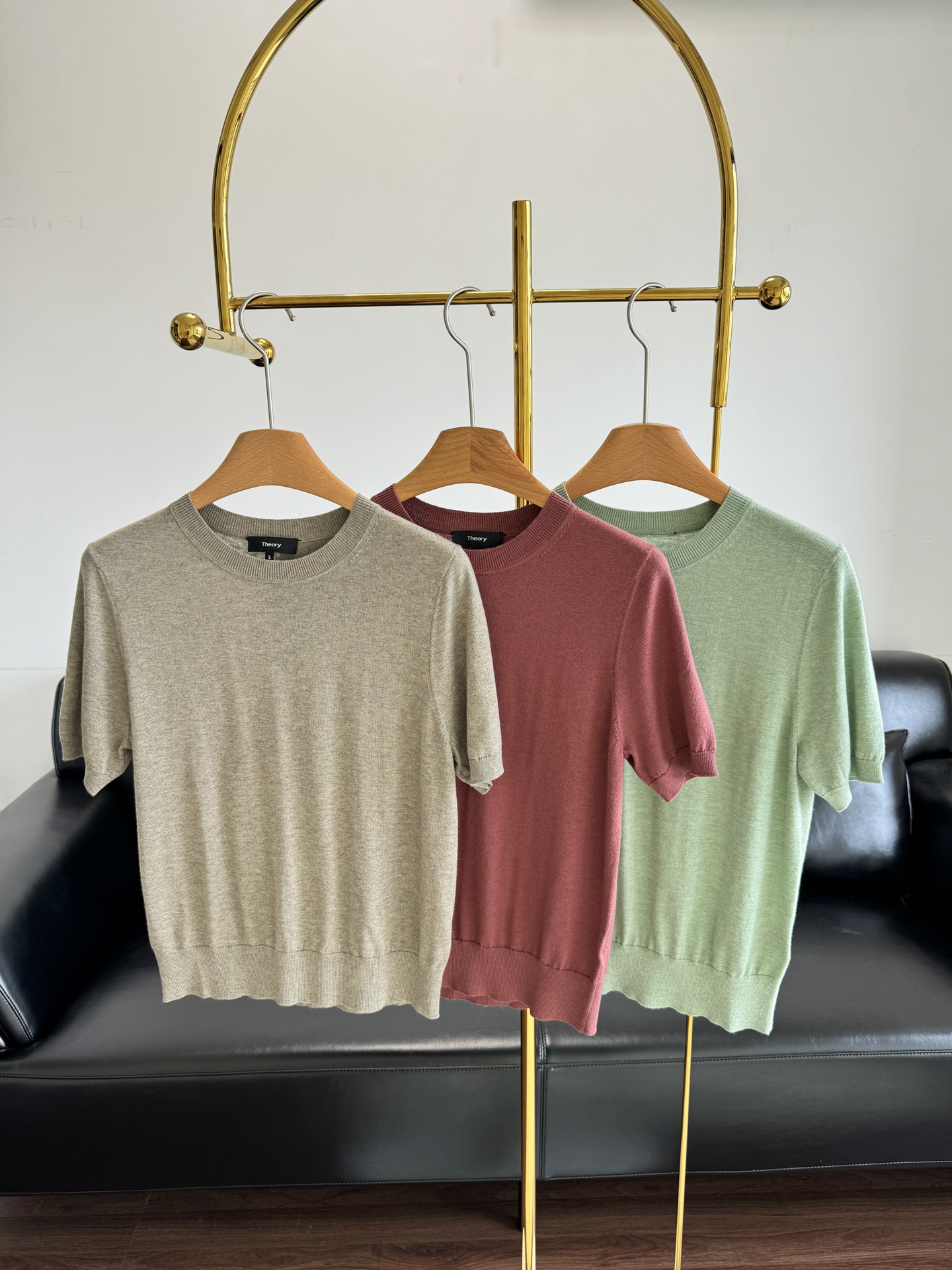 NO:412569,——Theory Spring and summer classic solid color round neck short-sleeved sweater. The upper body is neat and fits, which is a very comfortable state. It is made of breathable silk material, and the whole dress is very breathable!  ! The classic round neck design, just the right size, modify the neck lines. The simple ribbed design of the neck is not only monotonous, the collar and cuffs not only ensure the fit between the neck and cuffs and the body, but also adds a delicate decorative effect to the overall simple design!  Code count s-xl, T-shirt, real silk, alexander wang19860909——Theory 春夏经典纯色圆领短袖针织衫 上身利落合身,是一种很舒服的状态,透气的真丝材质,整件衣服非常透气！! 经典圆领设计,恰到好处的大小,修饰脖颈线条,简单不单调领口及袖口的罗纹设计,不仅确保了领口和袖口与身体的贴合度,还为整体简约的设计增添了精致的装饰效果！ 码数s-xl,,T-shirt,real silk,alexander wang,Women's clothing