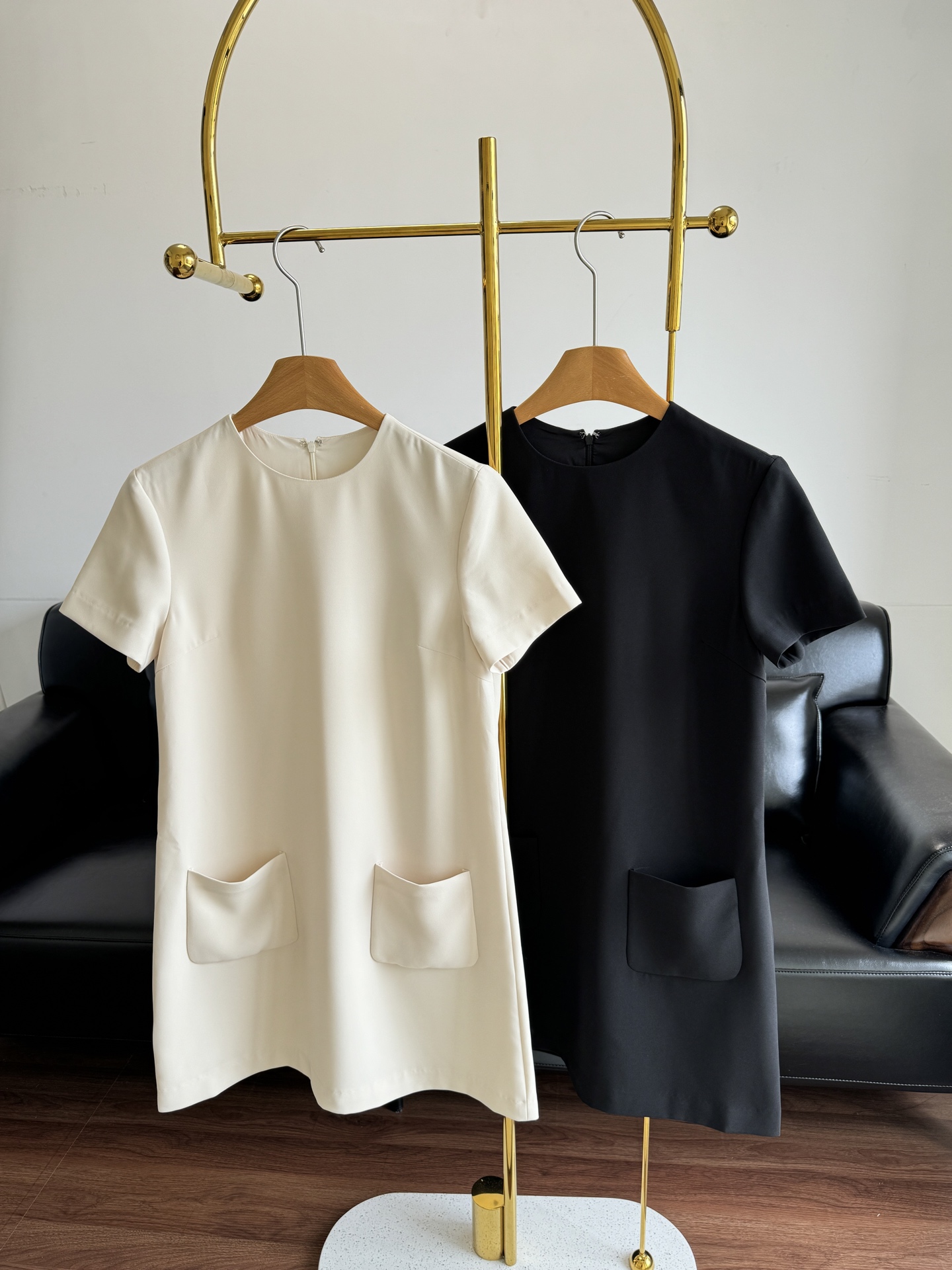 NO:412583,——Theory Round-neck Pocket Dress A solid color JI simple vest dress, the high-end feeling is vividly reflected in this skirt!  It is a fashionable style that will not be outdated~ Two classic and atmospheric colors~ It is easy to match whether it is worn outside or inside!  It can especially show the G-level temperament!  SML beige black 2 colors, skirts, alexander wang19860909——Theory 圆领口袋连衣裙 一件纯色JI简背心裙,高级感在这条裙子上体现的淋漓尽致！是一种不会过时的时髦～ 经典大气的两种配色～无论是外穿还是内搭都易于搭配！特别能显G级的气质 ！ 码数sml 米色 黑色2个色,,skirts,alexander wang,Women's clothing