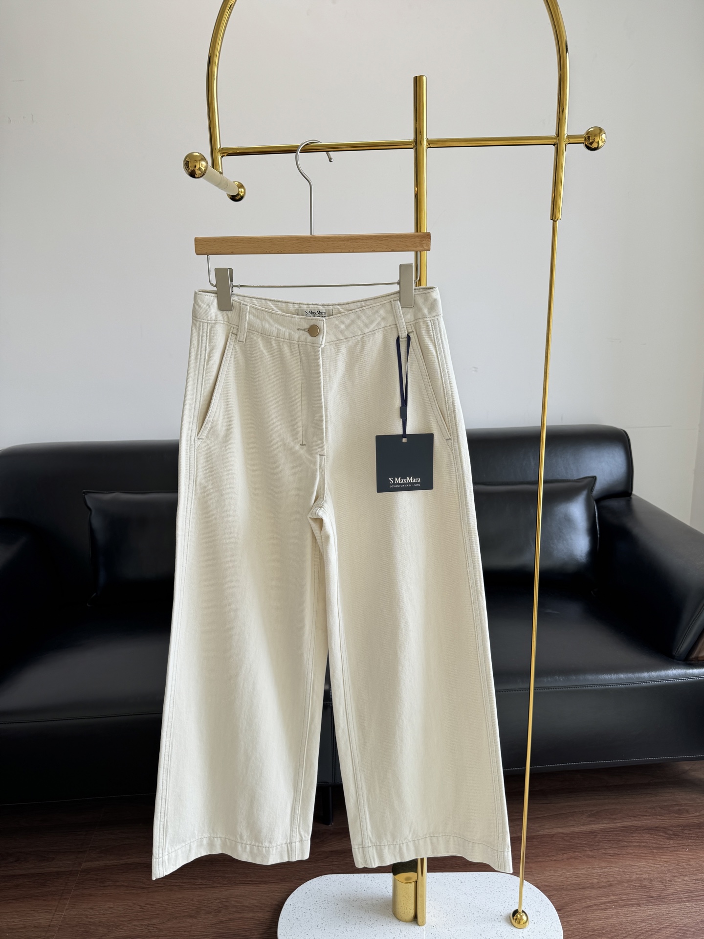 NO:417332,—MaxMara 2025 spring and summer new women's mid-waist wide-leg pants. To be honest, the real thing looks better than the picture. The quality is very online and the feel is good. You can do casual commuting. Is it a must-have!  !  Old Qian style outfits are needed!  The original workmanship of max is very exquisite!  Elegant fabric!  This kind of pants is the inconspicuous but essential character!  !  !  Number of codes 25-30, alexander wang19860909—MaxMara2025春夏新品女装中腰阔腿裤 说真的实物比图片更好看 质量很在线 手感都很好 休闲通勤都可以,必备好吗！！ 老钱风穿搭都需要！ max的原厂做工很精致！面料考究！ 这种裤就是那个不显眼却必不可少的角色！！！ 码数25-30,,alexander wang,Women's clothing