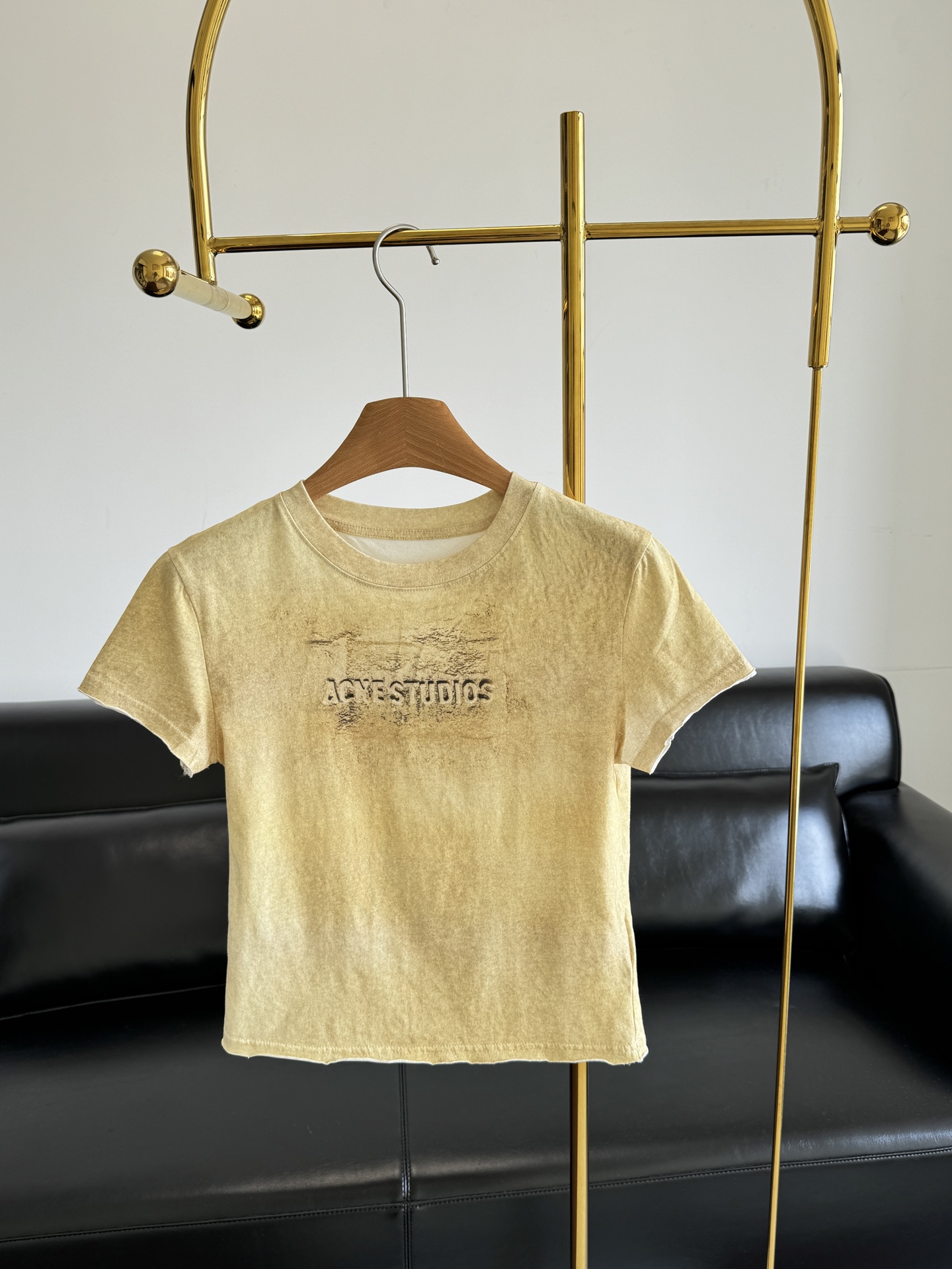 NO:413689,——Acne Studios Women's old printed T-shirt. If you are optimistic about the style, you should just make it straight!  !  !  Simple yet sophisticated, natural and fashionable!  Slim fit, super versatile T-shirt. The one with a high chance of looking back when going out in summer is the short-sleeved T-shirt~ The basic solid color style, a clean and neat style!  Code sml, acne studios,dior,T-shirt,tees,t-shirt,alexander wang19860909——Acne Studios 女款做旧印花T恤 看好款式要直接冲！！！ 简约而精致自然而时髦！ 修身版型,超级百搭的正肩T恤 夏天出门回头率蕞高的当属短袖T恤啦~基础的纯色款式,干净的利落风格！ 码数sml,,acne studios,dior,T-shirt,tees，t-shirt,alexander wang,Women's clothing