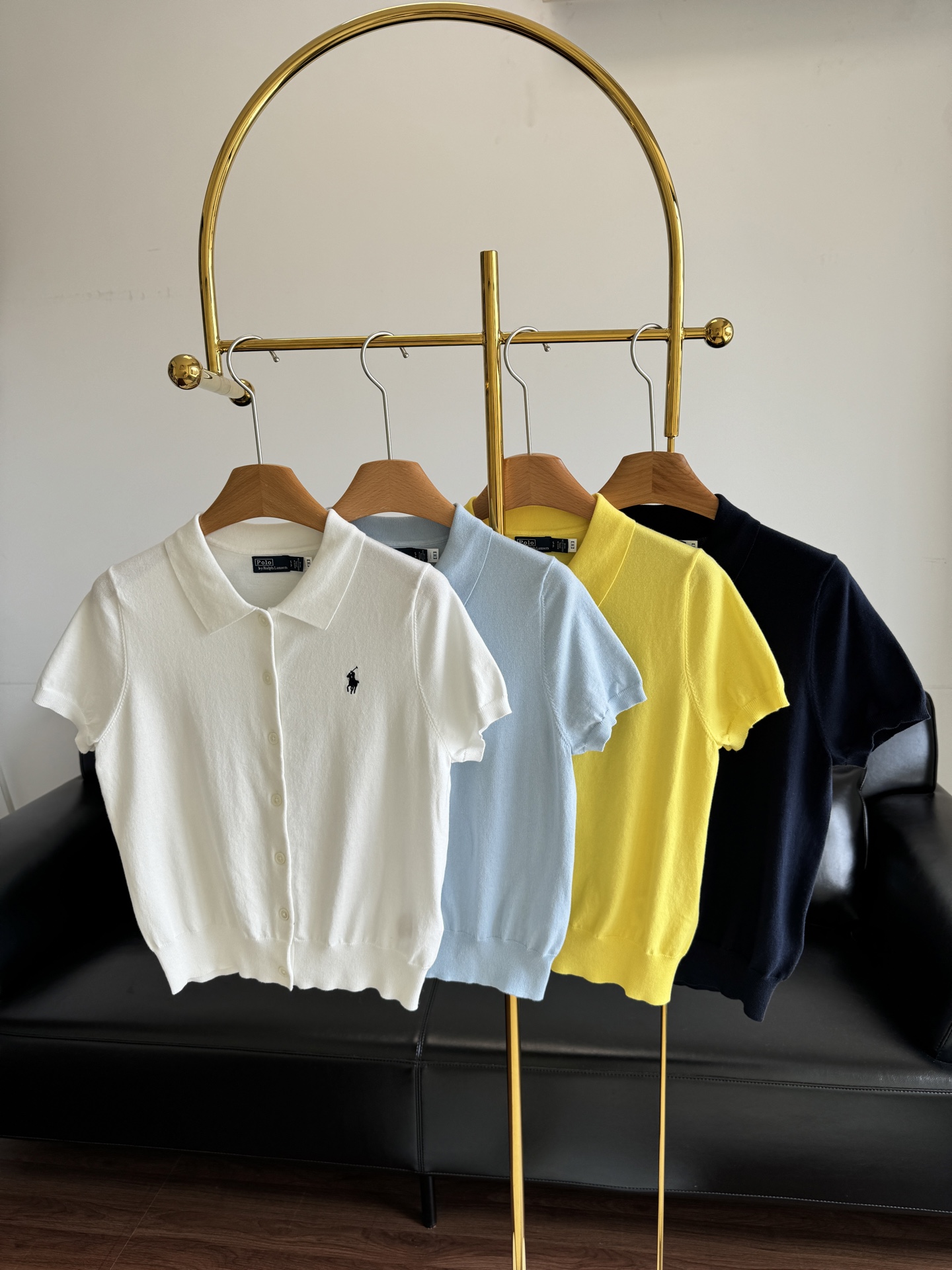 NO:413715,——Ralph Lauren/Ralph Lauren Women's Clothing POLO neck short-sleeved knitted cardigan The real thing is really beautiful!  This must be bought!  The main feature is a high-value appearance and it is directly added! Pure cotton knitting!  Short style, beautiful upper body! The straight lapel style is easy to wear and not picky about the figure. The single-breasted design is free to combine and wear any way to wear. How to feel comfortable!  Short-sleeved cardigans can be switched freely!  Code sml, loro piana, T-shirt, alexander wang19860909——Ralph Lauren/拉夫劳伦女装 POLO领短袖针织开衫 实物真的美好！这件必买的！ 主打一个高颜值直接入! 纯棉的针织！短款版型,上身好看! 翻领直身版型好穿不挑身材 单排扣设计自由组合任意穿法 怎么舒服怎么来！ 短袖 开衫自由切换！ 码数sml,,loro piana,T-shirt,alexander wang,Women's clothing