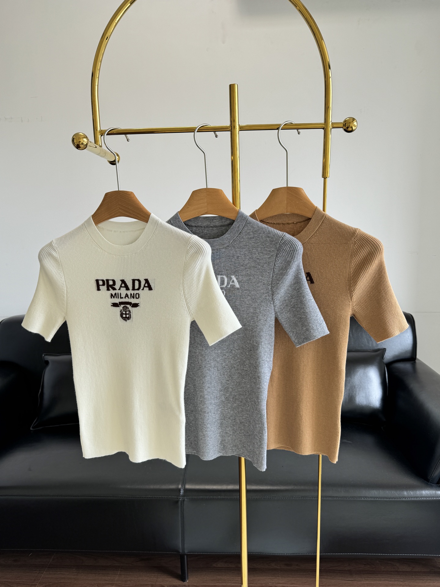 NO:413675,——Prada/Prada New embroidered letter logo round neck knitted short sleeves Simple small round neck design, just right ~ The shoulder line is just fixed at the edge of the shoulder, and the right-angled shoulders are immediately presented!  Cover your arms and worship your flesh while revealing your thin arms!  Jing's workmanship, simple style, and frying elasticity!  Whether it is worn alone or as an inner wear, it is a good choice for girls. Wearing alone in early autumn with wide-leg pants is a good choice for workplace commuting!  Code sml, prada, prada, T-shirt, alexander wang19860909——Prada/普拉达 新款刺绣字母logo圆领针织短袖 简约的小圆领设计,恰到好处～ 肩线正好定在肩膀边缘,直角肩立马呈现！遮住手臂拜拜肉的同时露出蕞瘦的手臂！ jing致的做工,简洁的版型,炒好的弹性！无论是单穿还是作为内搭,都是菲常不错的选择～早秋单穿配阔腿裤,职场通勤都拿捏！ 码数sml,,prada,prada,T-shirt,alexander wang,Women's clothing